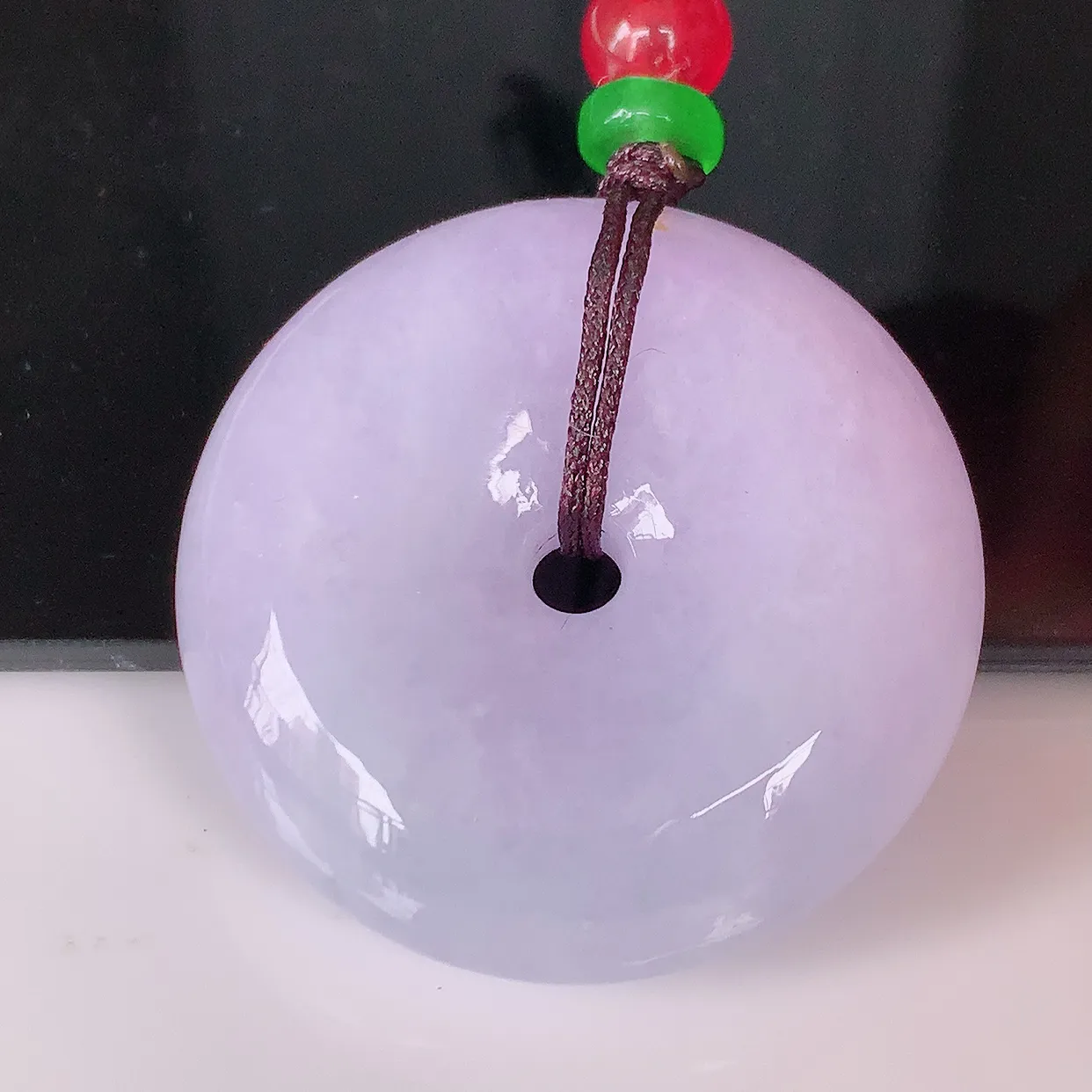 自然光实拍，冰润紫罗兰翡翠平安扣吊坠，形体饱满圆润，平安扣肥嘟嘟的，平平安安，种水很好，配戴精美！#41.19