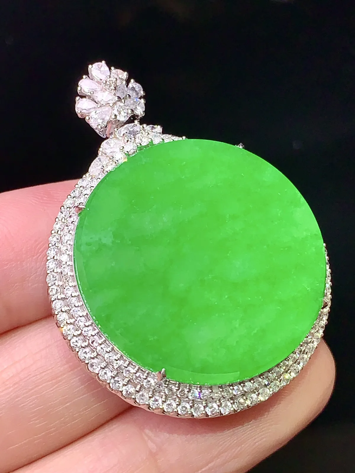 18k金钻镶嵌翠绿圆牌吊坠 玉质细腻 水润亮眼 整体尺寸40*30.3*11.2