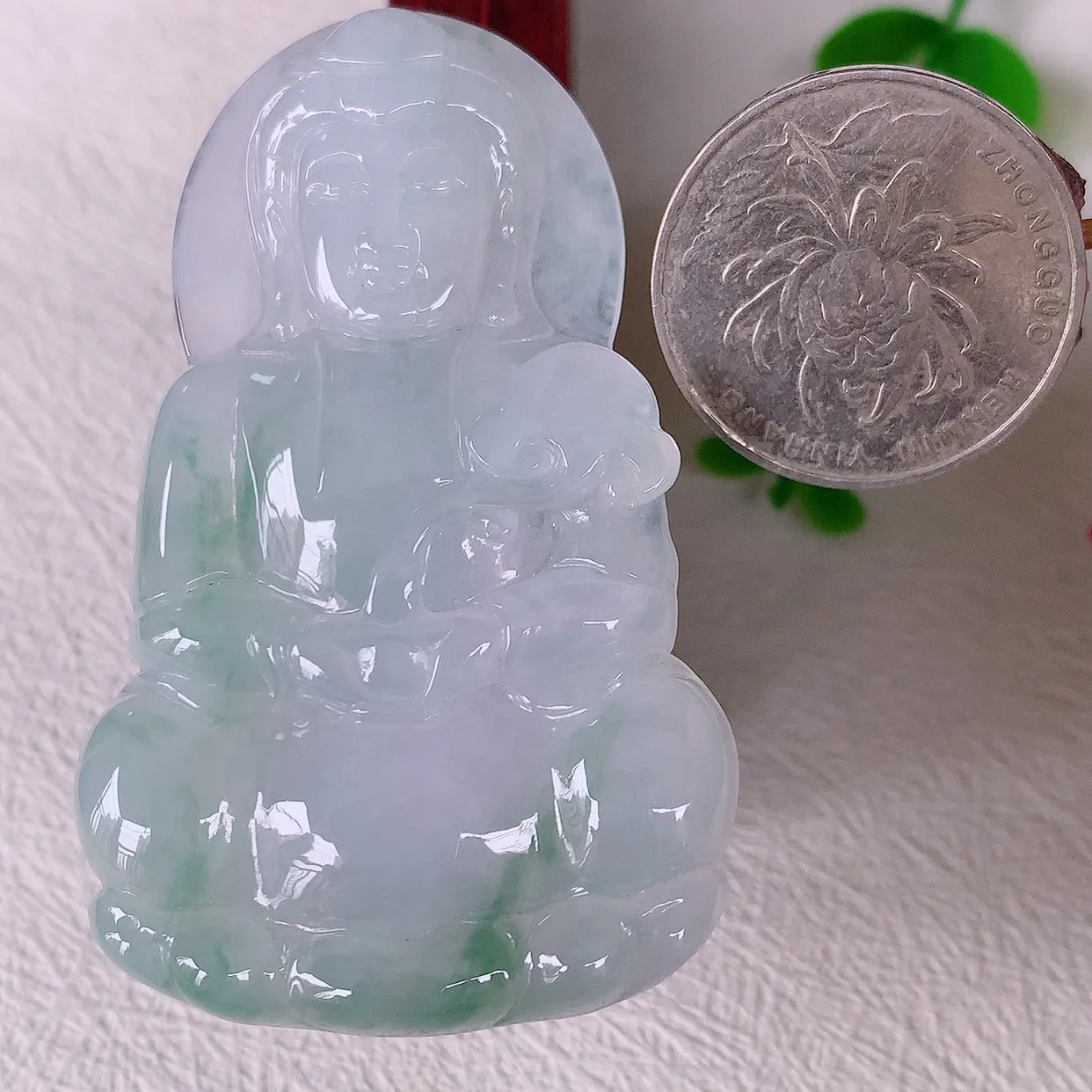 自然光实拍，大件厚装冰飘花翡翠观音菩萨吊坠，赐福观音，玉润通透，慈祥端庄！#46.19