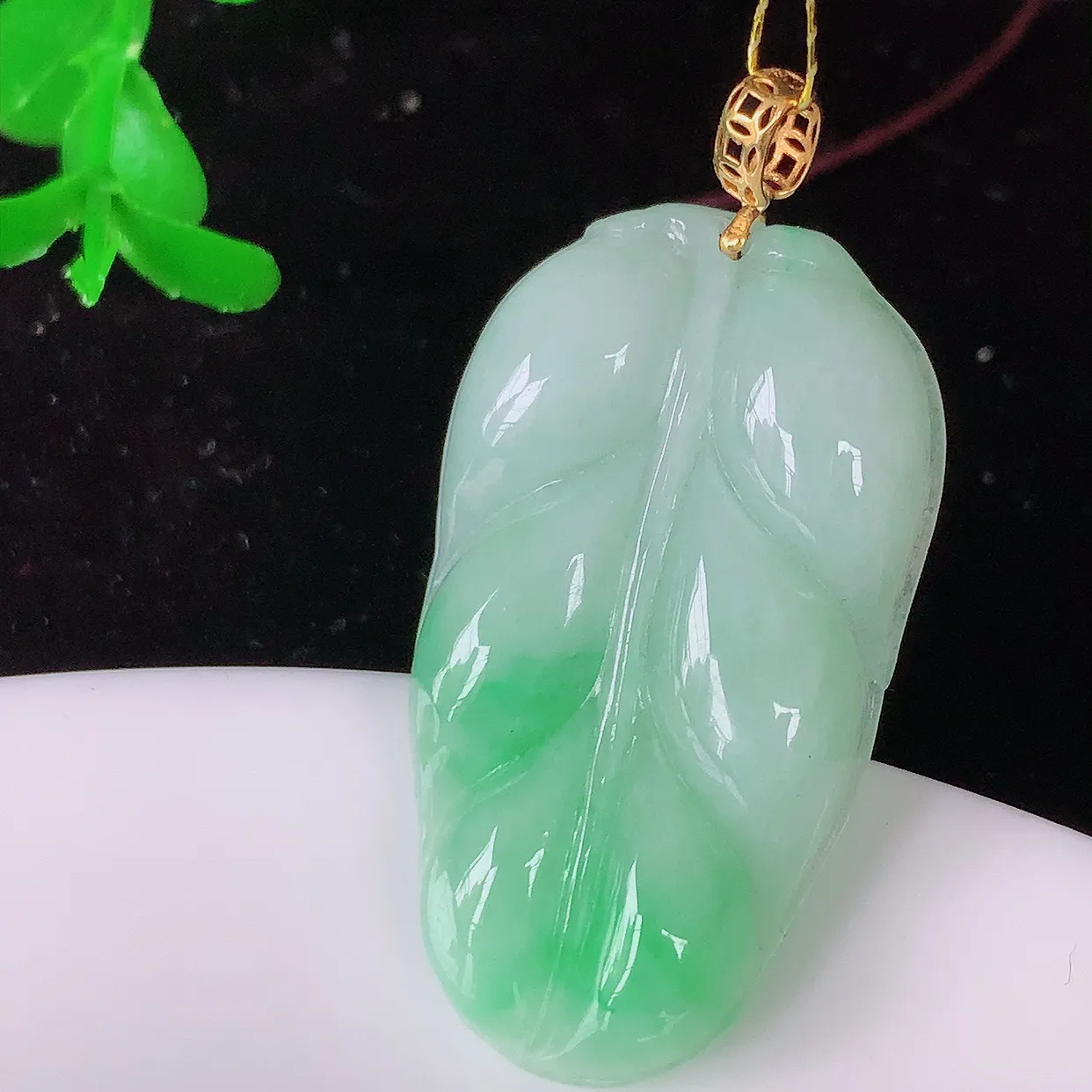 18K金镶嵌冰飘绿翡翠叶子吊坠 ，种水足，色泽清新，工艺精湛，叶子寓意美好；金枝玉叶，事业有成。#35.19