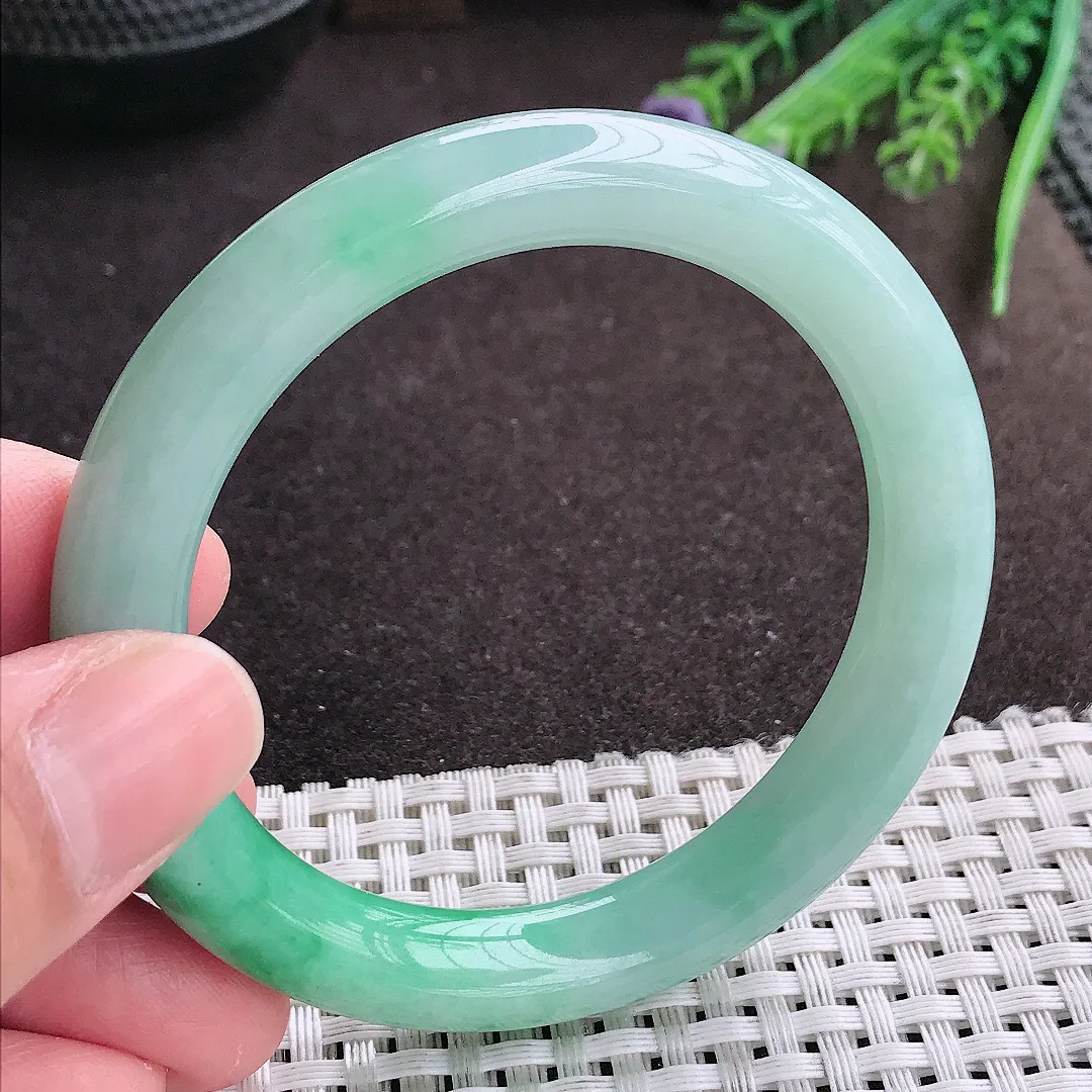 实拍A货翡翠54/10.2/9.5老坑精美冰润飘绿花圆条手镯翡翠玉镯女款
