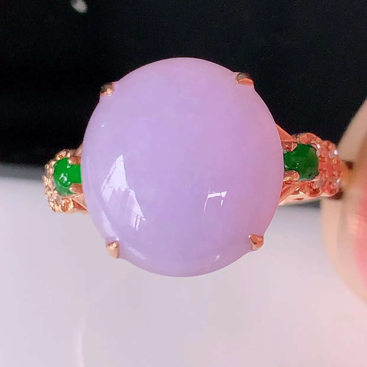 自然光实拍 18K金精工镶嵌紫罗兰翡翠戒指，玉质细腻，翡翠色泽均匀，艳丽饱满，款式高贵大气，圈口，上