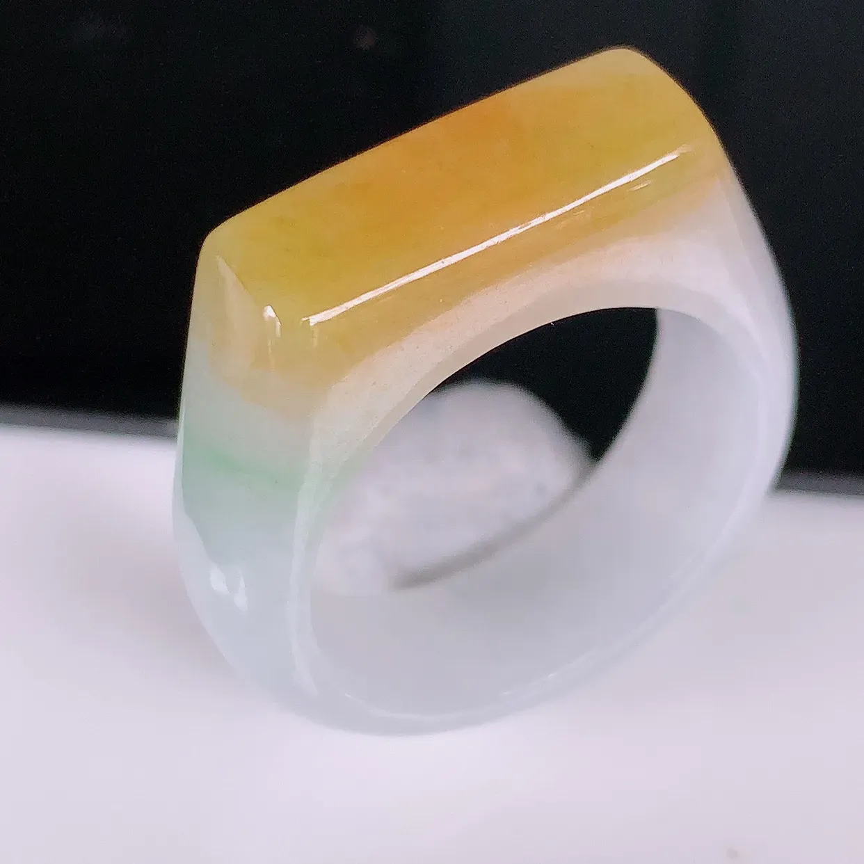 自然光实拍，冰黄加绿翡翠指环，21.2mm内径三彩翡翠指环，玉戒指，玉质莹润，好精美好冰润的指环，26圈口，上手纤巧！#83.19尺寸21.2-8*6.2