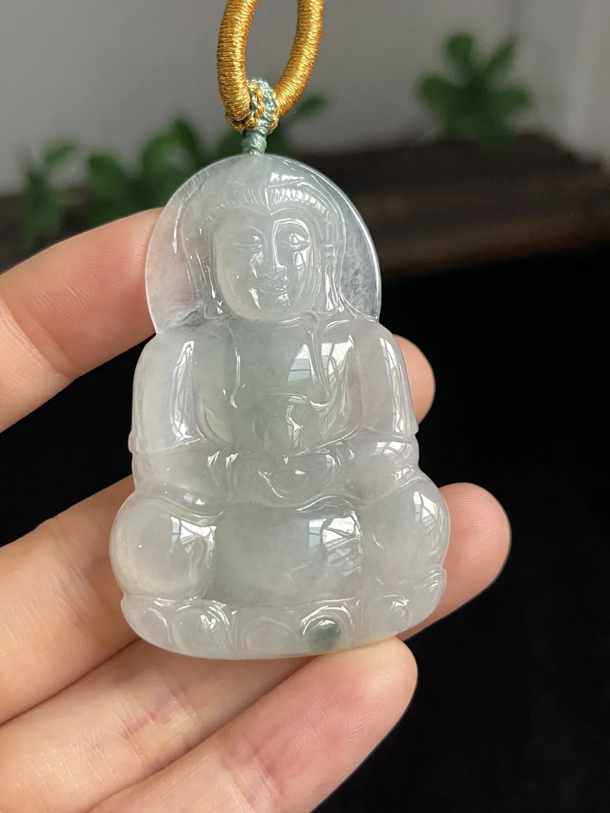 翡翠冰糯种淡绿色吊坠