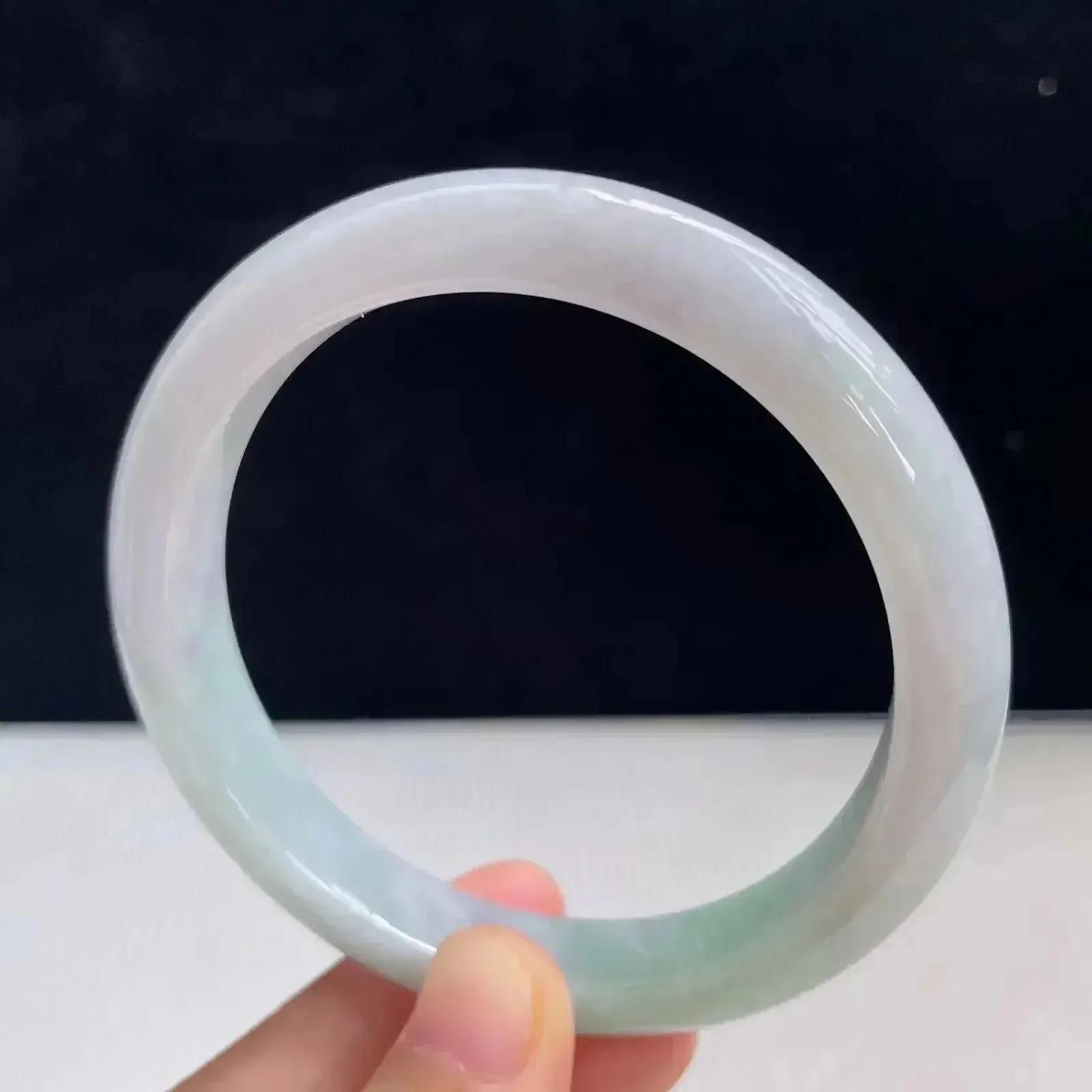 自然光拍摄天然翡翠A货飘绿好种水58mm正圈手镯 45.16克