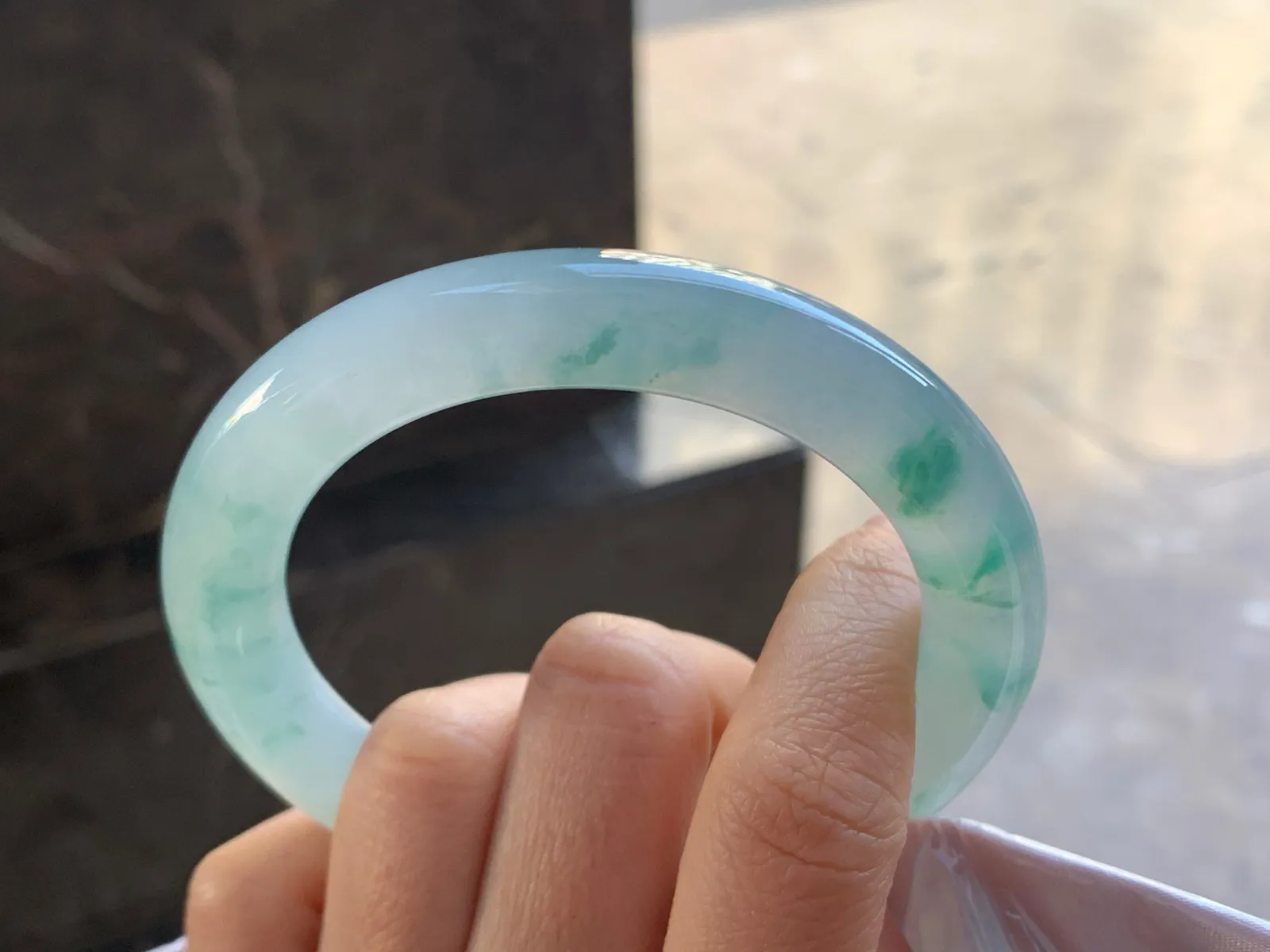 59-10.2

飘花大圈圆条手镯^_^玉质温润