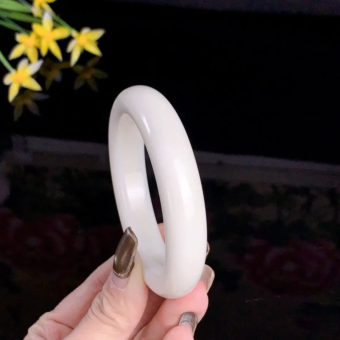 和田玉56圈口羊脂白宽条手镯！玉质细腻油润 底色纯净无裂无杂 脂粉好，品质高