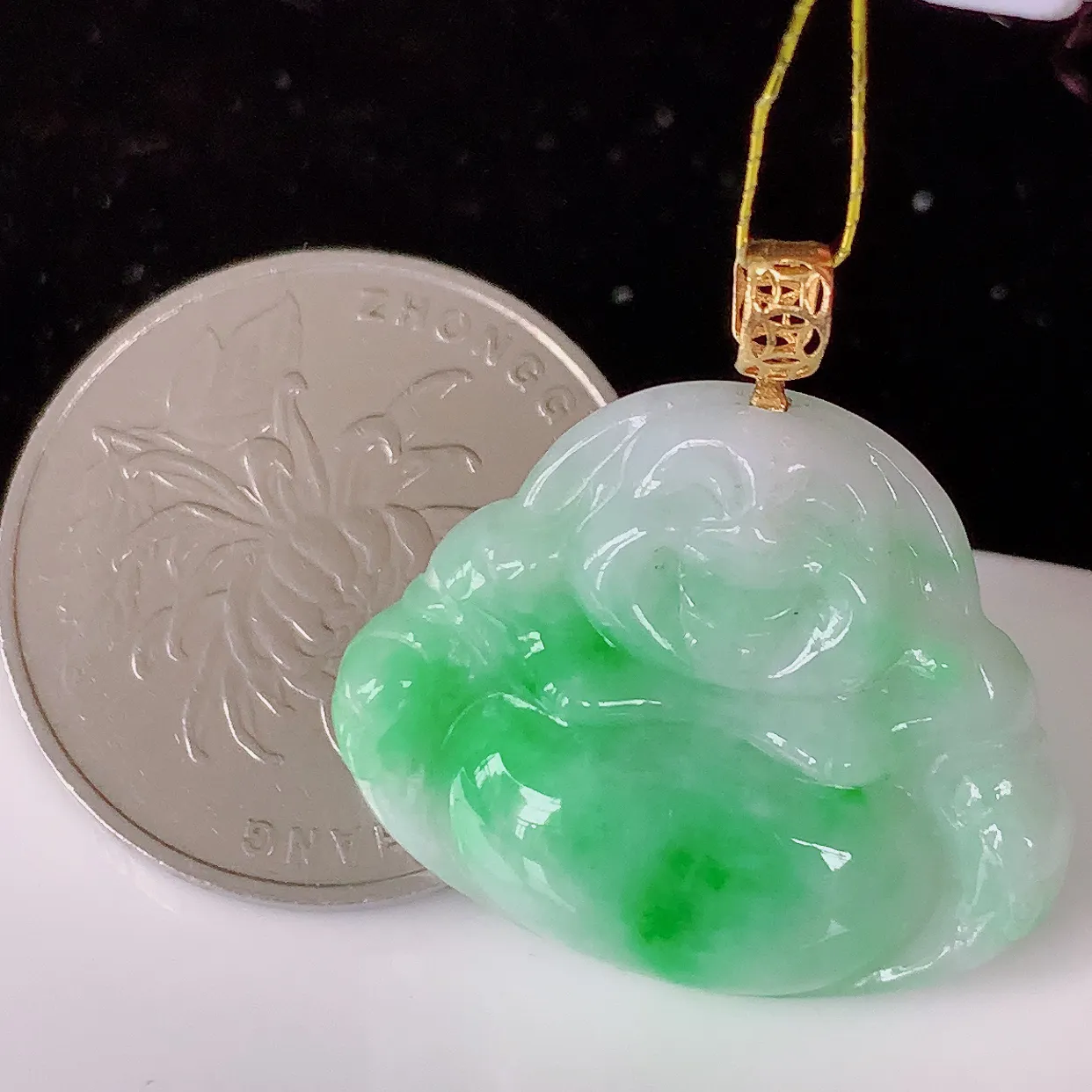 18K金镶嵌冰润飘绿佛公翡翠吊坠，玉质细腻，时‮大尚‬方，款式经典，佩戴优雅高贵上档次！#35.19