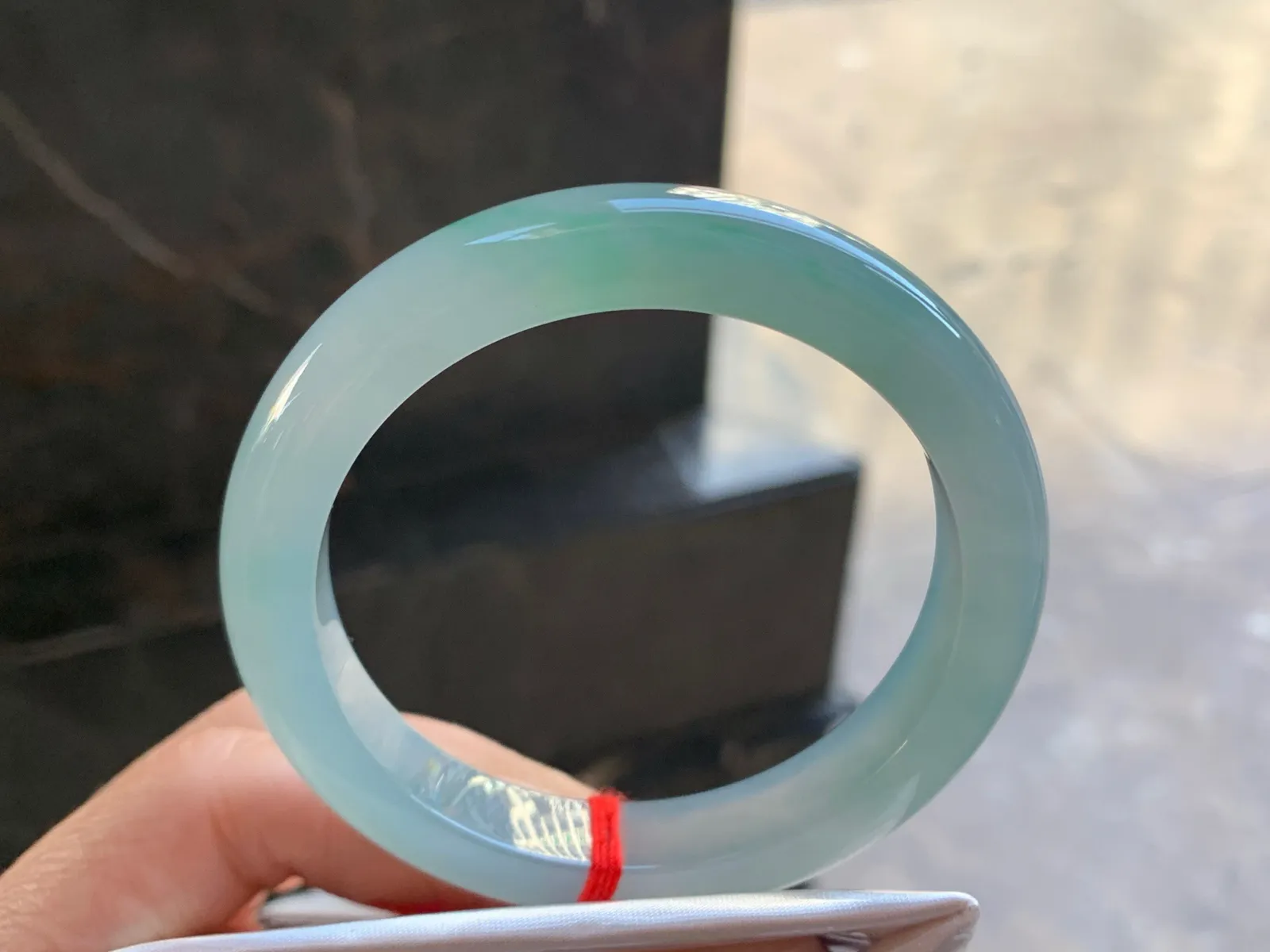 54.5-10.8-8.2

冰蓝手镯^_^玉质温润