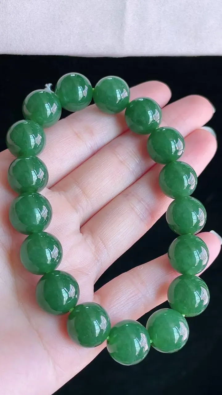 【翡翠名称】老坑种冰满绿翡翠手链手串
【翡翠尺寸】直径厚度12.6mm/颗
【翡翠描述】宝贝种老水足，玉质细腻，色泽靓丽，性价比高，佩戴效果好！
【其它赠送】权威证书/精美挂绳盒子/支持全国复检
