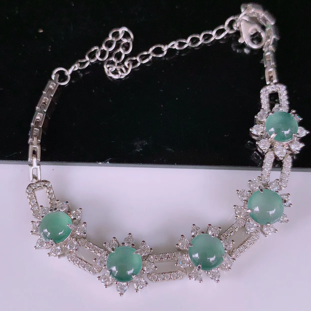 冰透满绿翡翠925银镶嵌手链，自然光实拍，翠色灵动，颜色漂亮，种老水足，品相佳，佩戴佳品！#97.19取一整体10.5*11*6.5裸石6*6