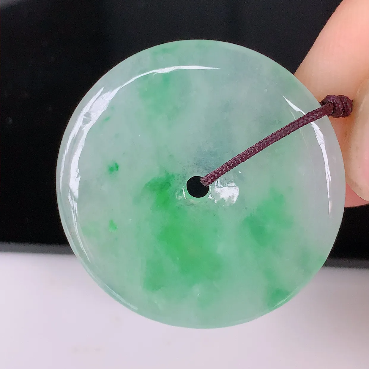 自然光实拍，冰种飘绿翡翠平安扣吊坠，冰透，灵动飘逸，寓意平平安安，平安扣佩戴端庄漂亮！#41.19