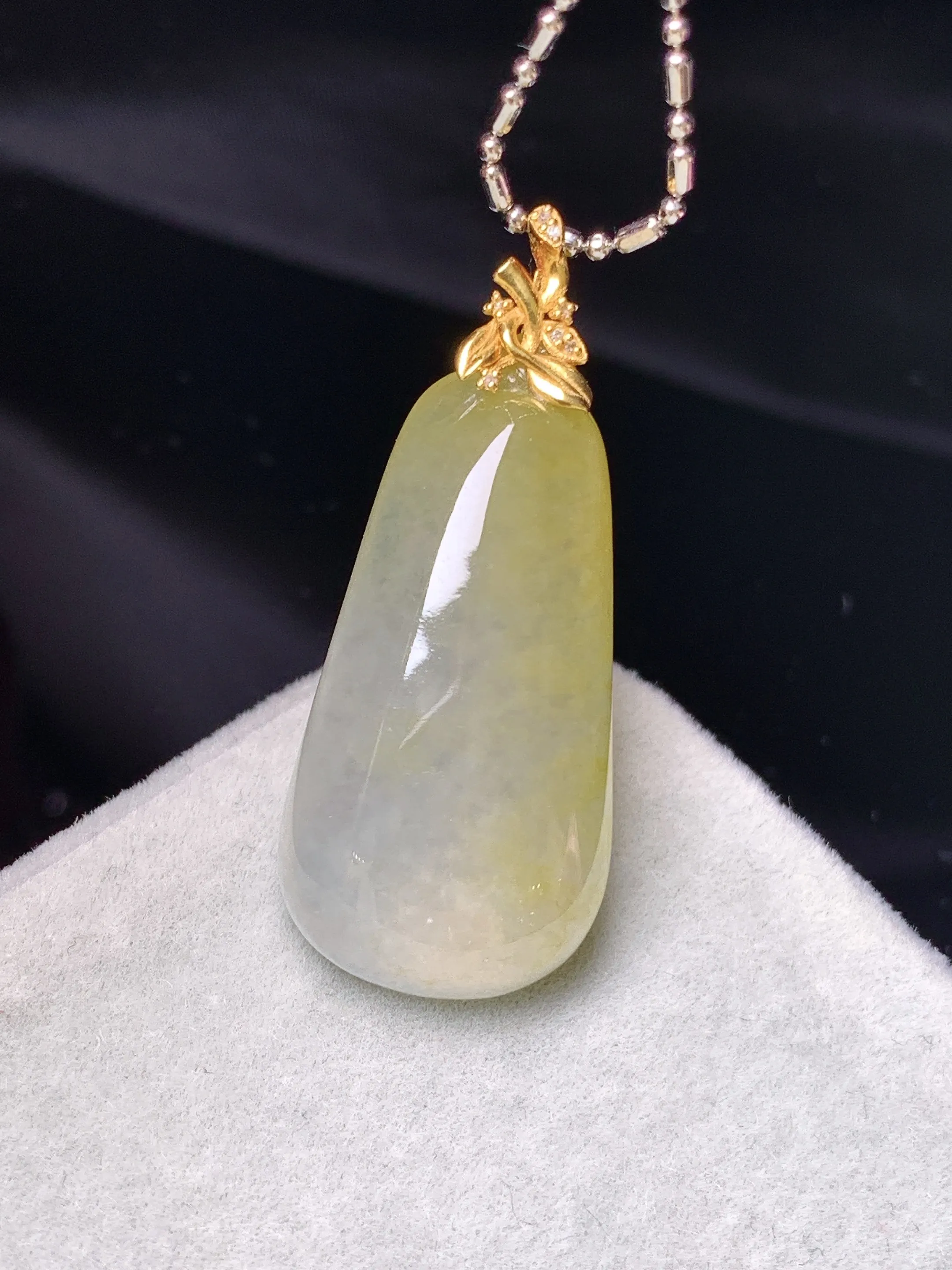 18k金镶嵌黄翡福瓜吊坠 玉质细腻 色泽清新艳丽 整体尺寸34.5*14.5*6.5