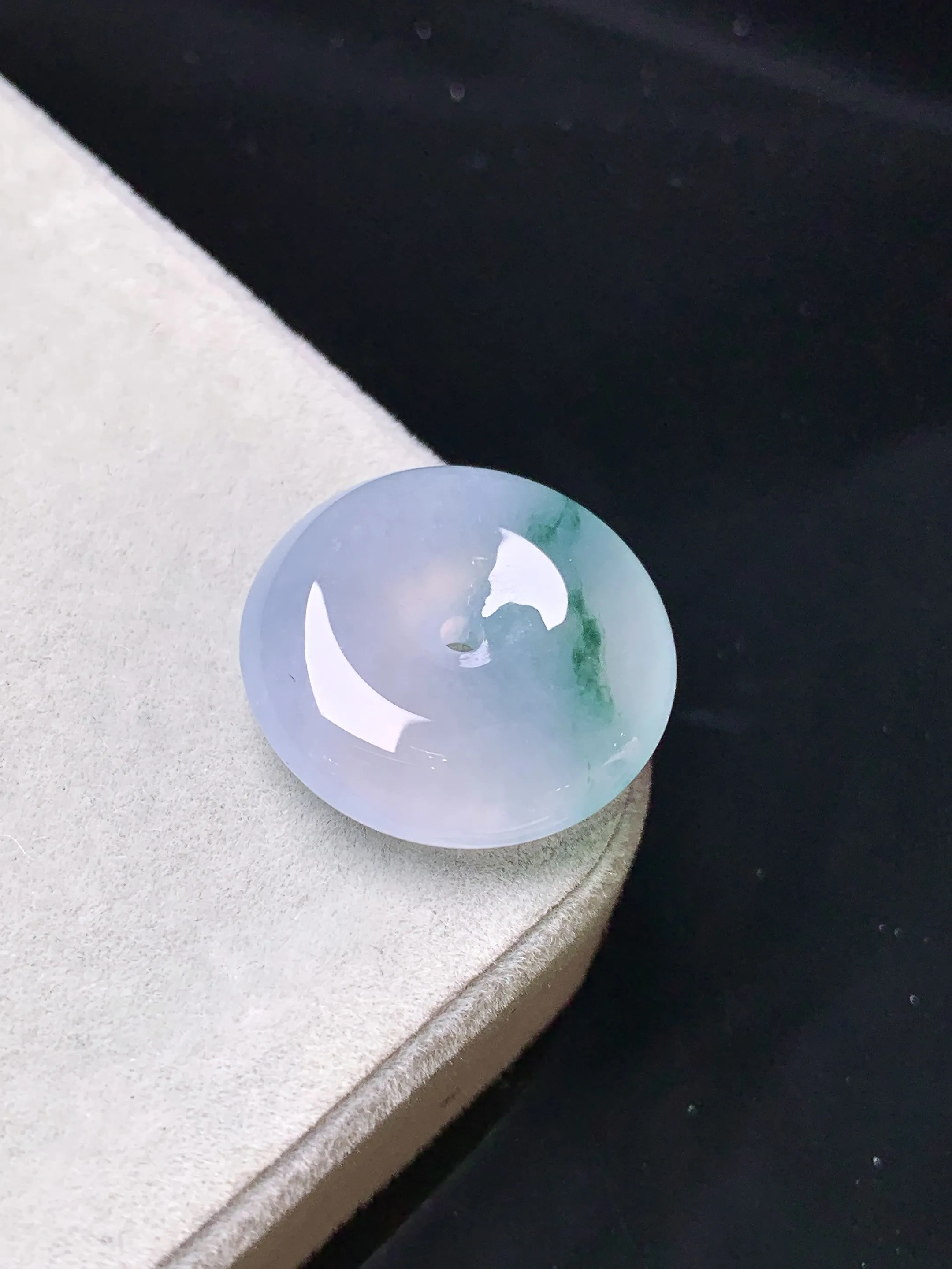 飘绿平安扣吊坠 玉质细腻 色泽清新艳丽 整体尺寸19.3*5.8