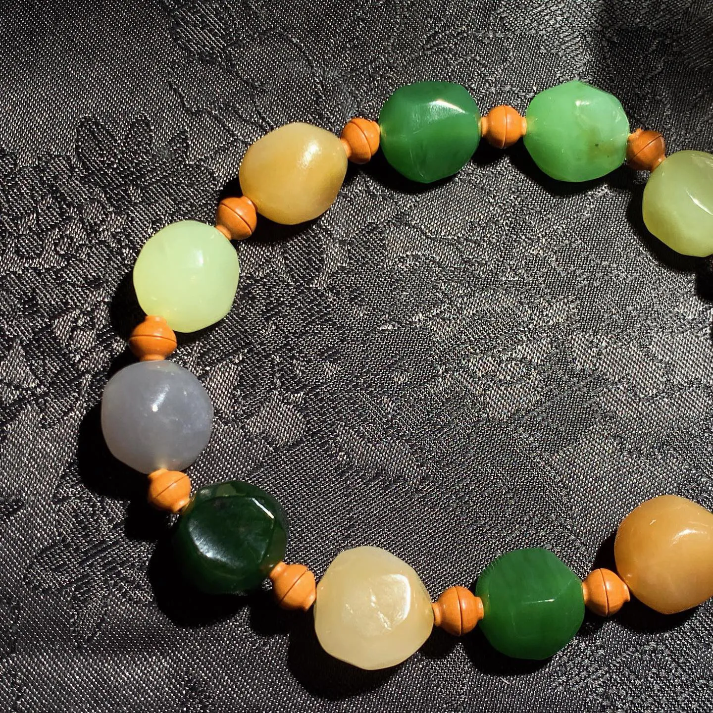 新疆和田玉多宝手串 单颗尺寸8mm重18.7克。玉质细腻油润。手推出油。品相大气 lt260119