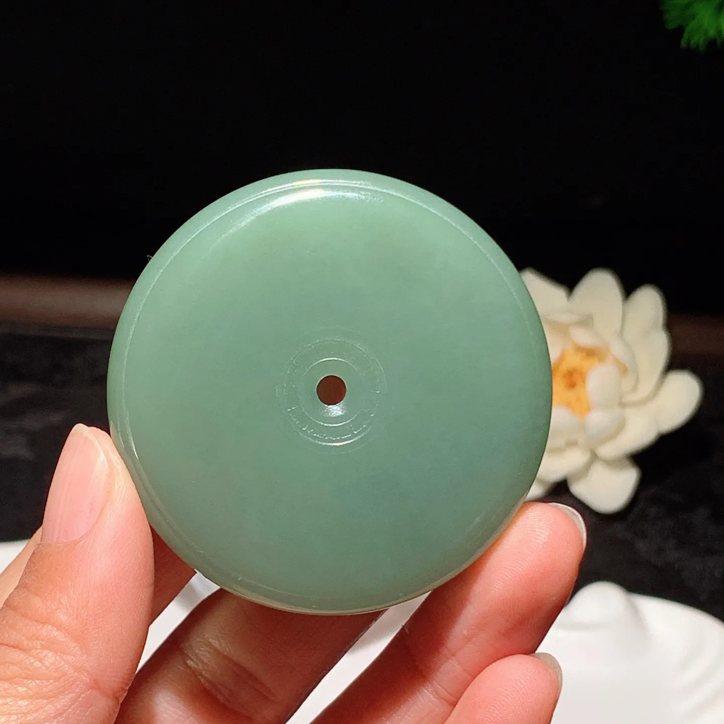 和田玉晴水色平安扣挂件。尺寸53/10mm重63.8克。玉质细腻油润。手推出油。品相大气 lt260119