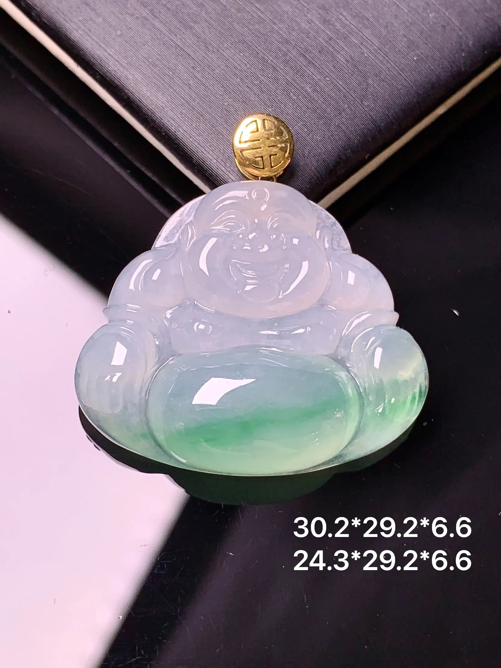 18k金镶嵌飘绿佛公吊坠 玉质细腻 色泽清新艳丽 整体尺寸30.2*29.2*6.6