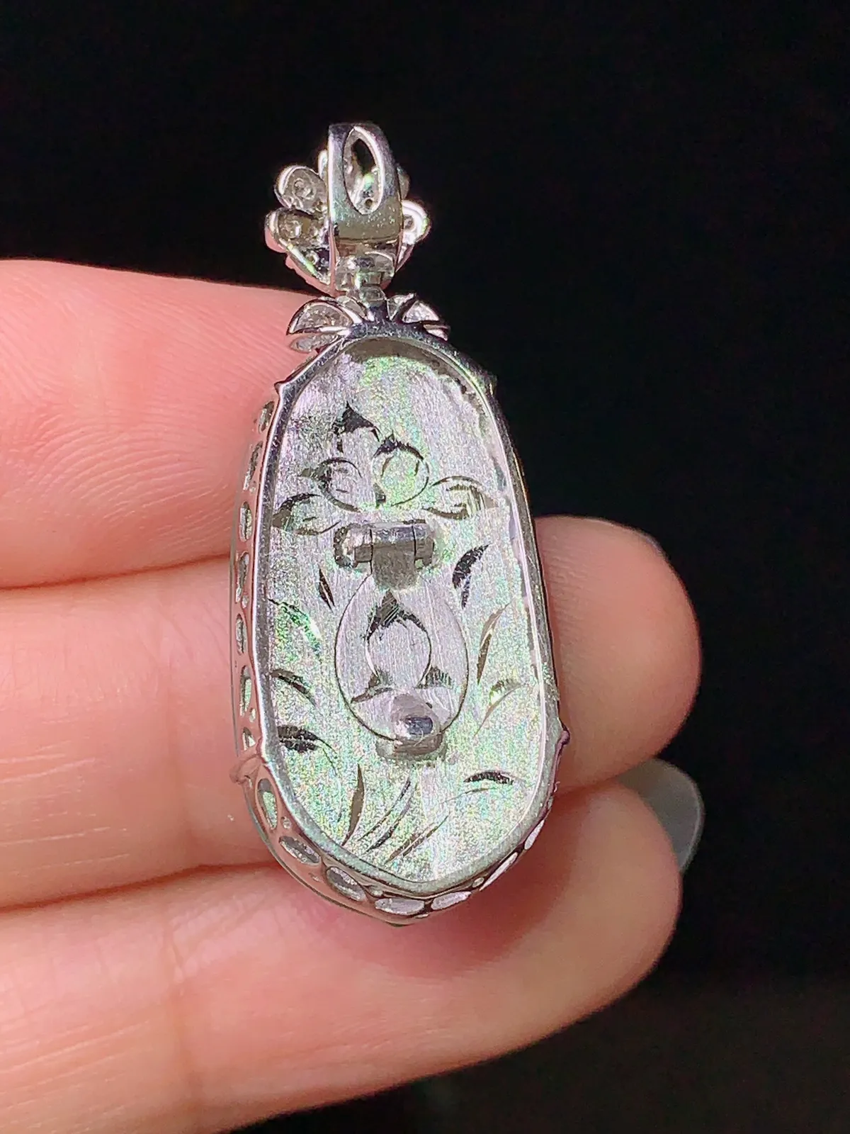 18k金钻镶嵌翠绿四季豆吊坠 玉质细腻 色泽艳丽  整体尺寸34*13*8