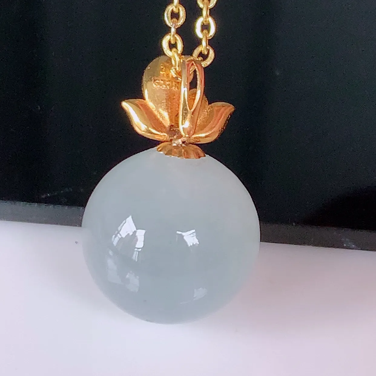 18K金镶嵌冰种翡翠转运珠吊坠，寓意“时来运转，财源滚滚” 寓意佳，荧光灼灼，转运珠佩戴时尚优雅！#1.19整体17裸石11.5