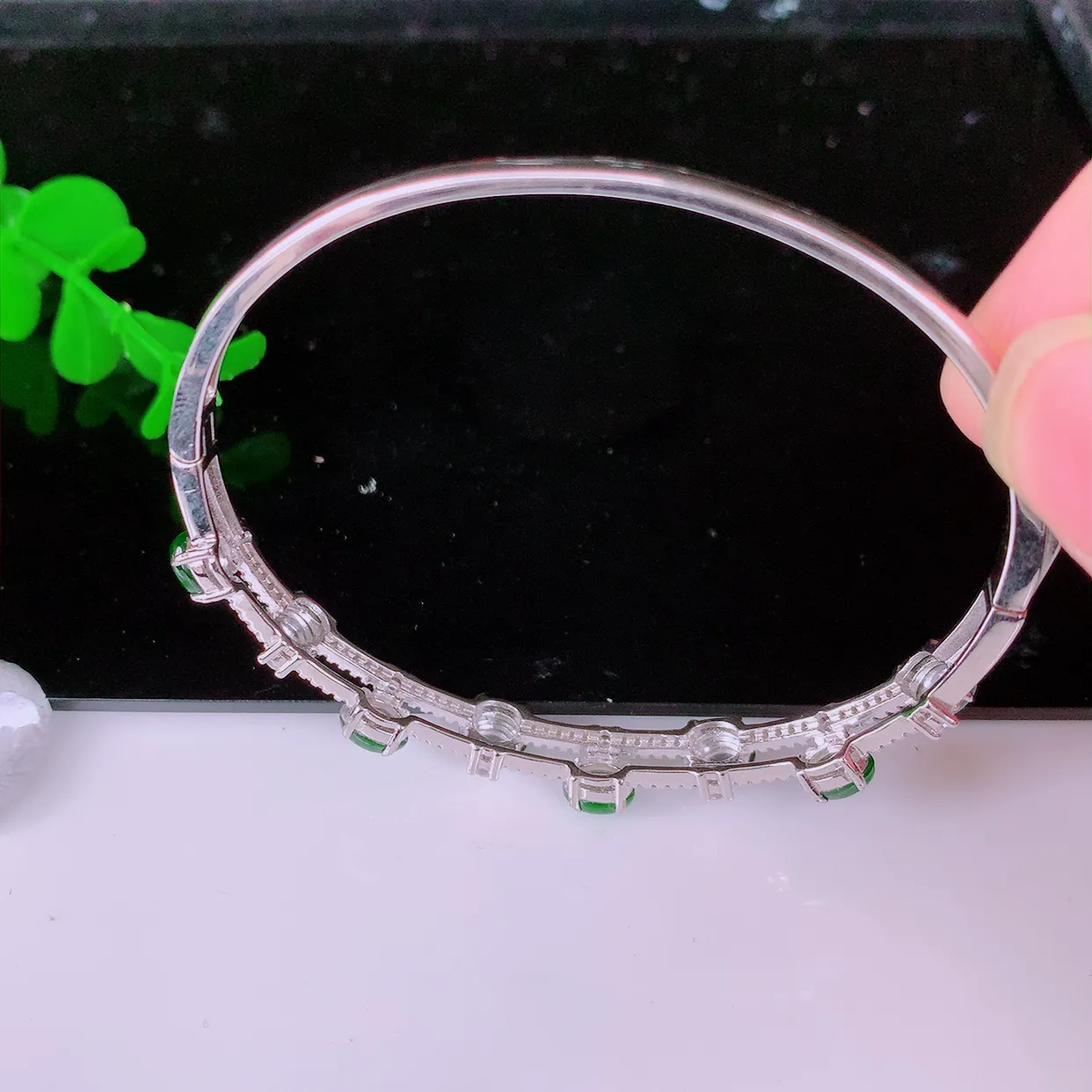 58-59圈口，冰透满绿翡翠925银镶嵌手镯，自然光实拍，翠色灵动，颜色漂亮，种老水足，品相佳，佩戴佳品！#97.19整体58.6*49*7*5裸石6*4.5