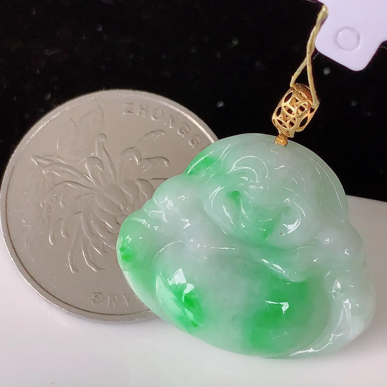 18K金镶嵌冰润飘绿翡翠佛公吊坠，玉质细腻，时‮大尚‬方，款式经典，佩戴优雅高贵上档次！#35.19