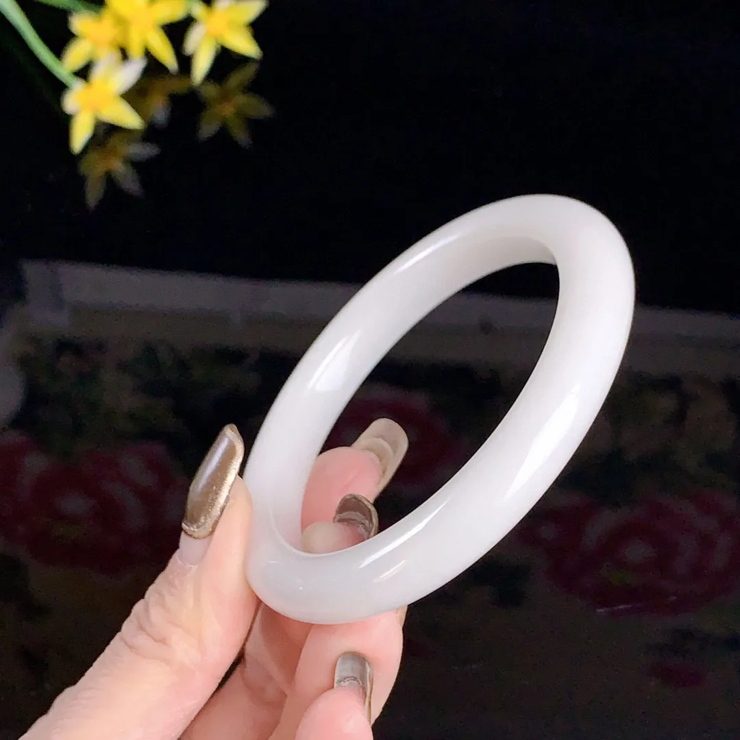 和田玉60圈口羊脂白手镯！玉质细腻油润 底色纯净无裂无杂 脂粉好，品质高