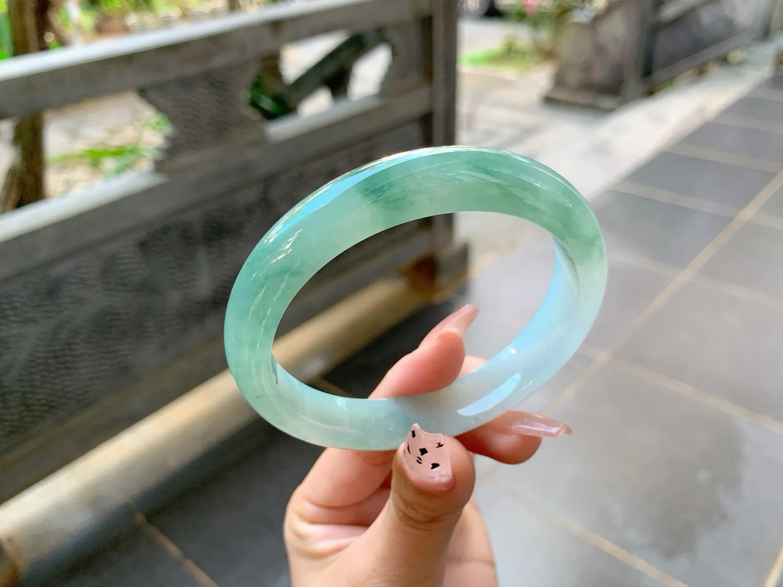 ｜62圈口
冰飘花翡翠手镯，飘绿花，花色清新明亮水润细腻，端庄大气