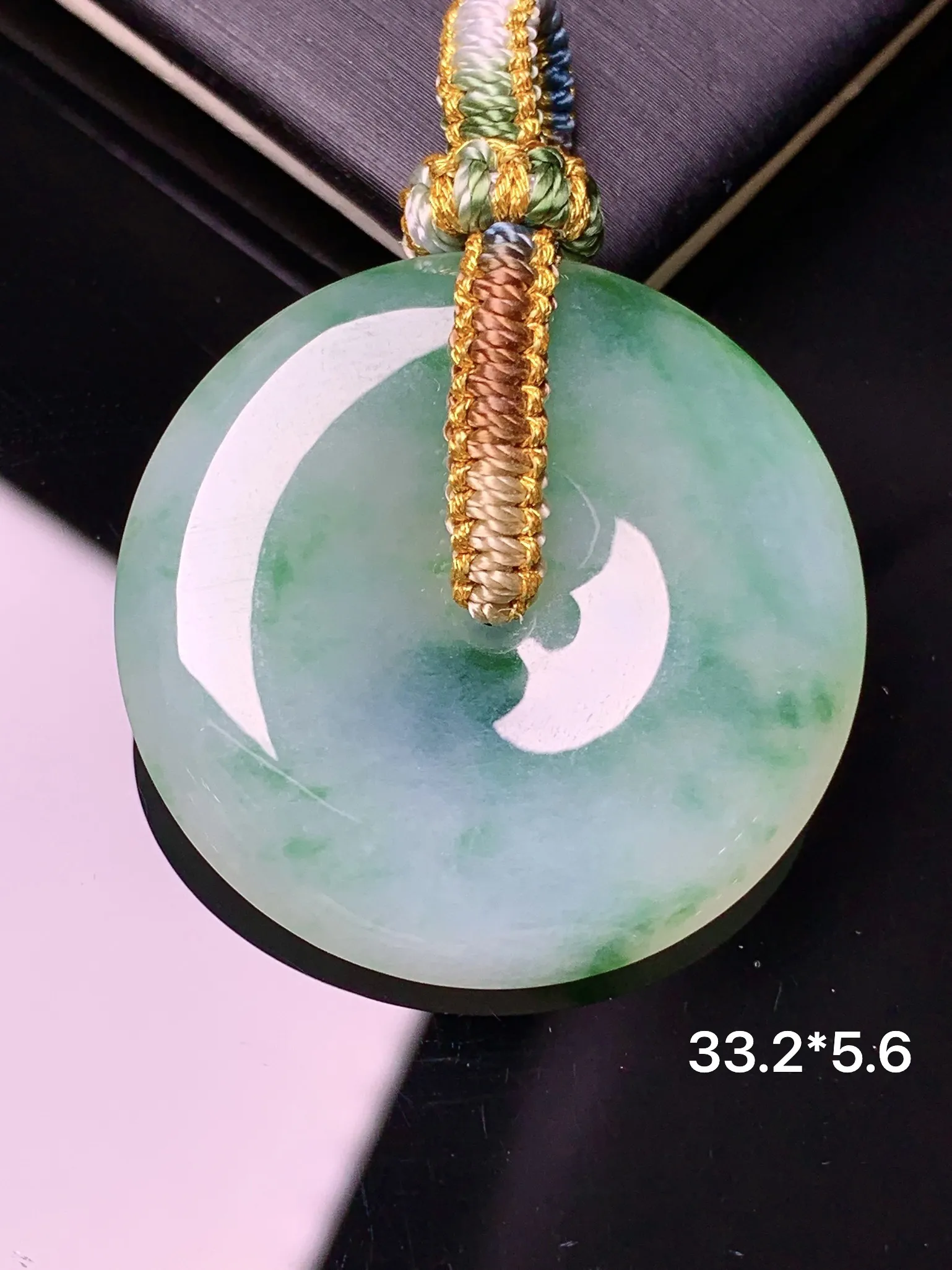 飘绿平安扣吊坠 玉质细腻 色泽清新艳丽 整体尺寸33.2*5.6