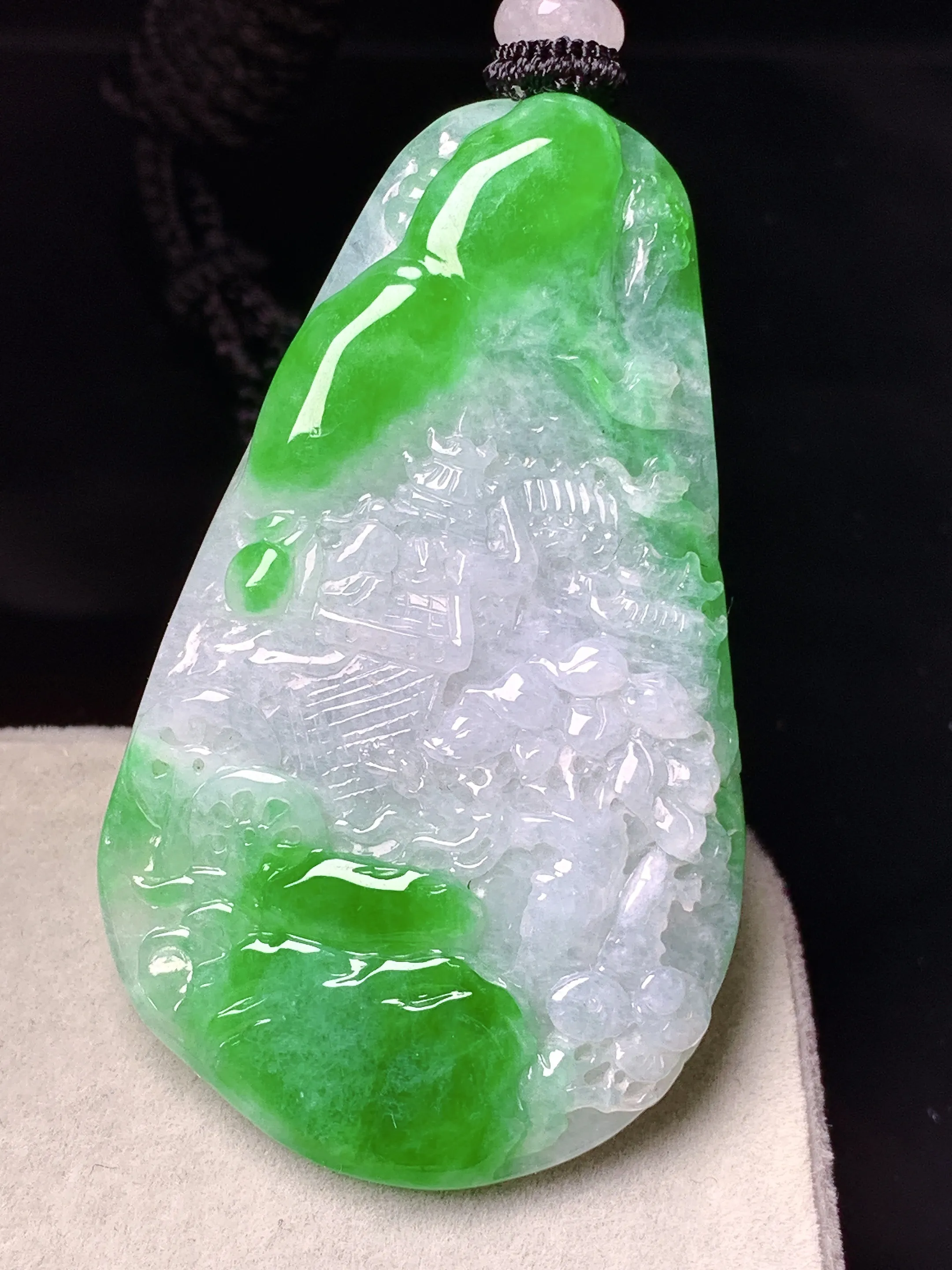 翠绿山水牌子吊坠 玉质细腻 色泽清新艳丽 整体尺寸53.2*31.3*5.3