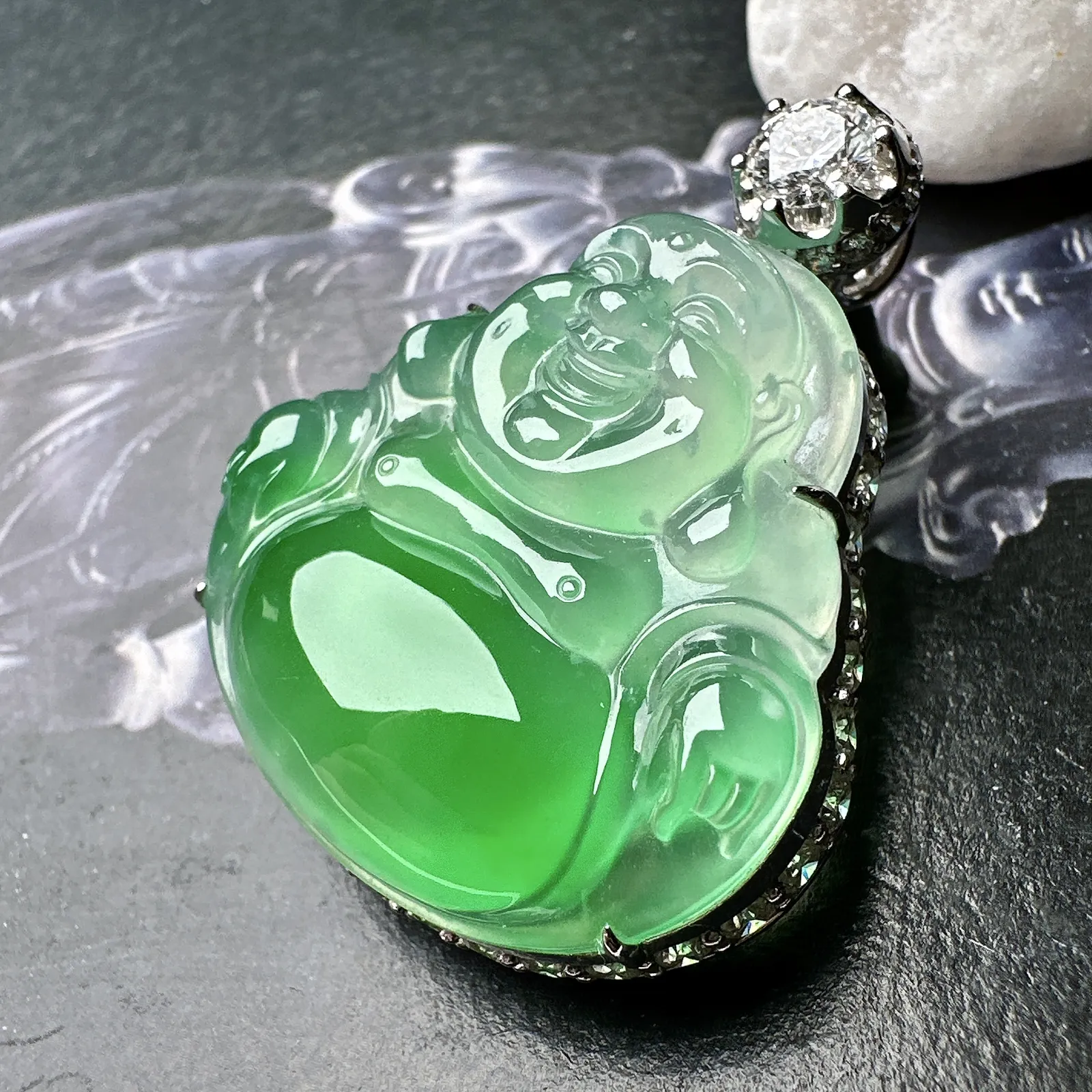 【冰种飘绿佛公吊坠】木那绿老料，肚里藏金，飘阳绿色泽，种地上乘，冰感十足，通透起光，饱满圆润，收藏品质，18k金钻镶嵌，裸石尺寸30.3*29.4*8毫米