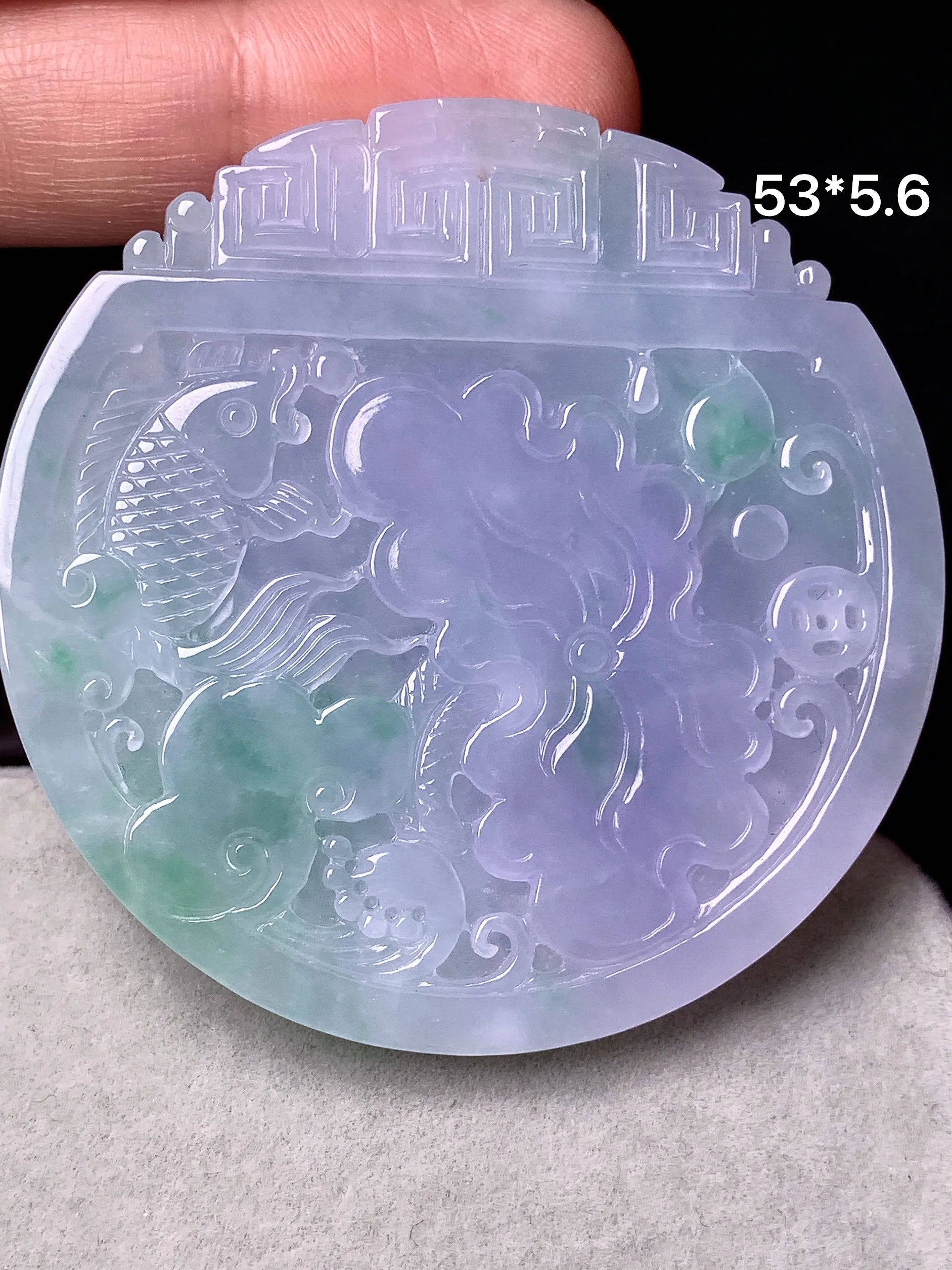 淡春彩荷叶鱼吊坠 玉质细腻 色泽清新艳丽 整体尺寸53*5.6