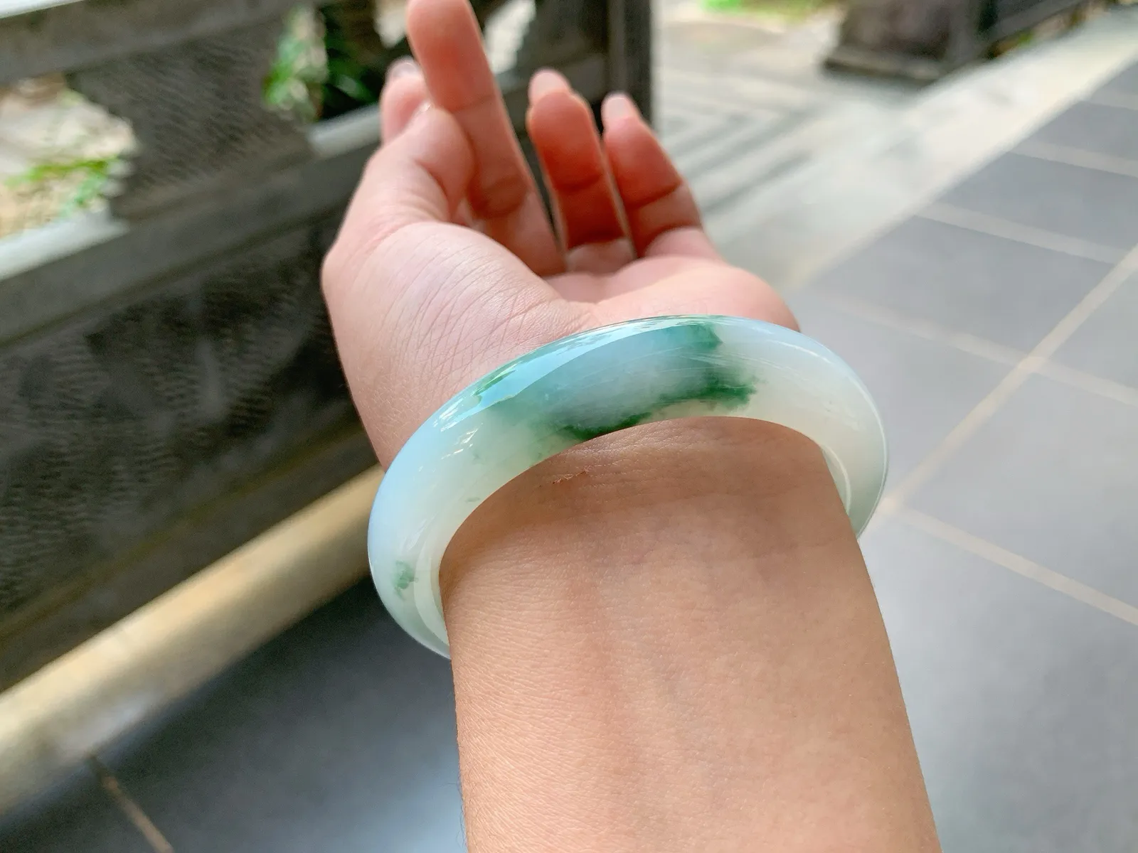 ⭐️｜55圈口
冰飘花翡翠手镯，飘绿花，花色灵动飘逸清新自然，整体冰冰润润的