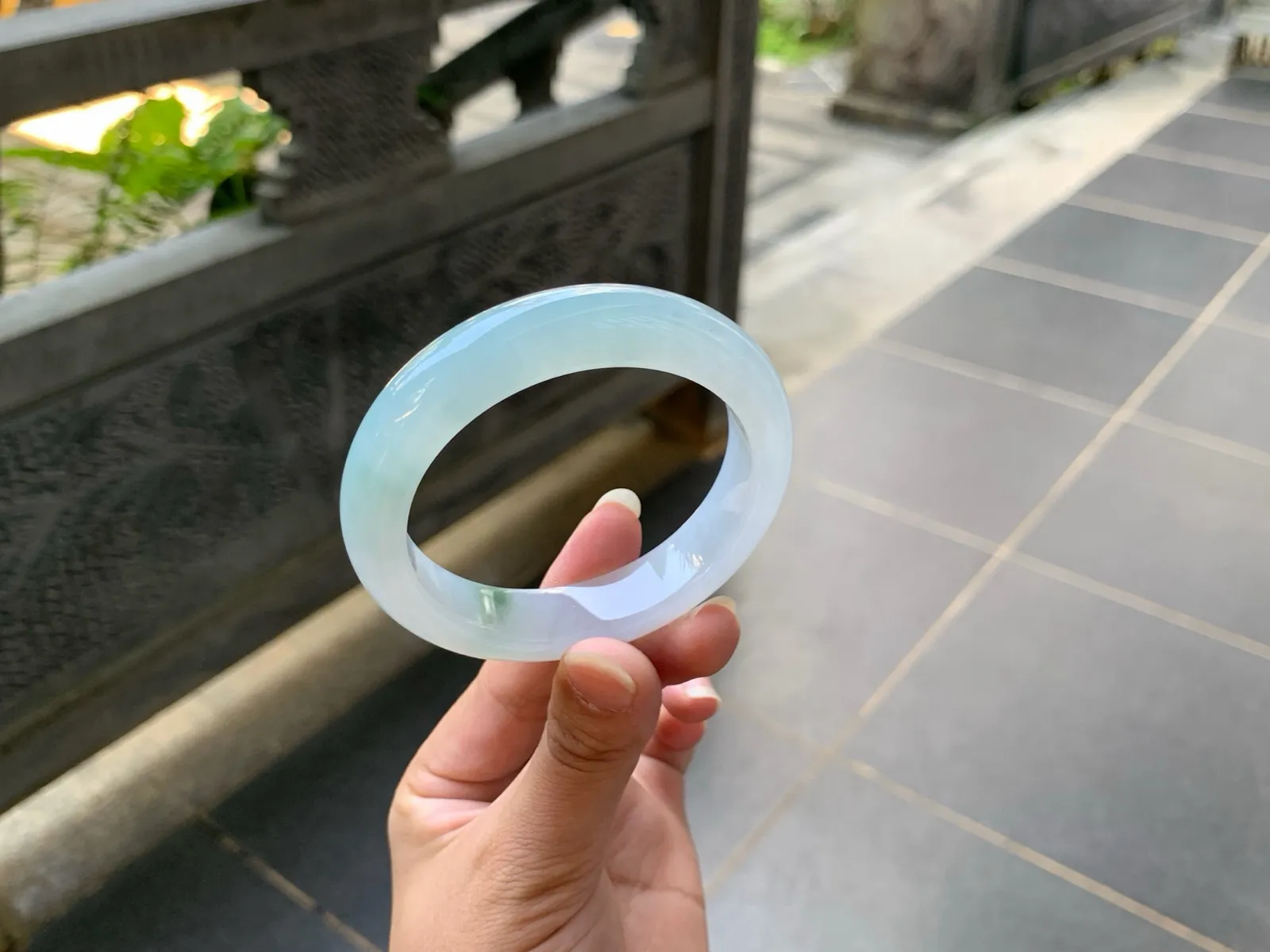 ｜55圈口
冰晴春飘花翡翠手镯，底子细腻起胶起光，渐变色，雅致大方，