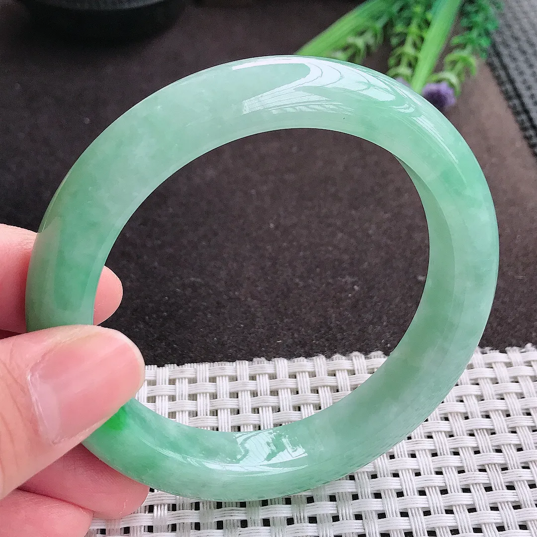 实拍A货翡翠60/12.3/9老坑精美满绿飘阳绿手镯宽边翡翠玉镯女款