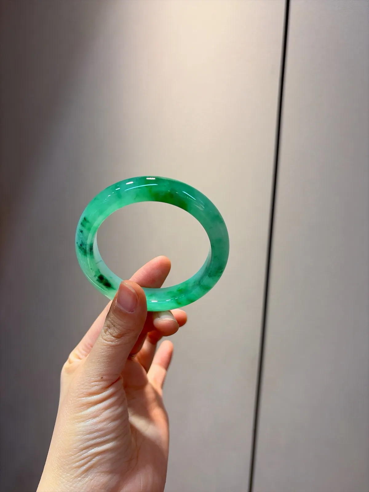 ｜53圈口
【冰飘绿花｜】
冰飘绿花镯美得不像话
翠色如烟 冰种似水
腕间一抹清韵 美到心尖