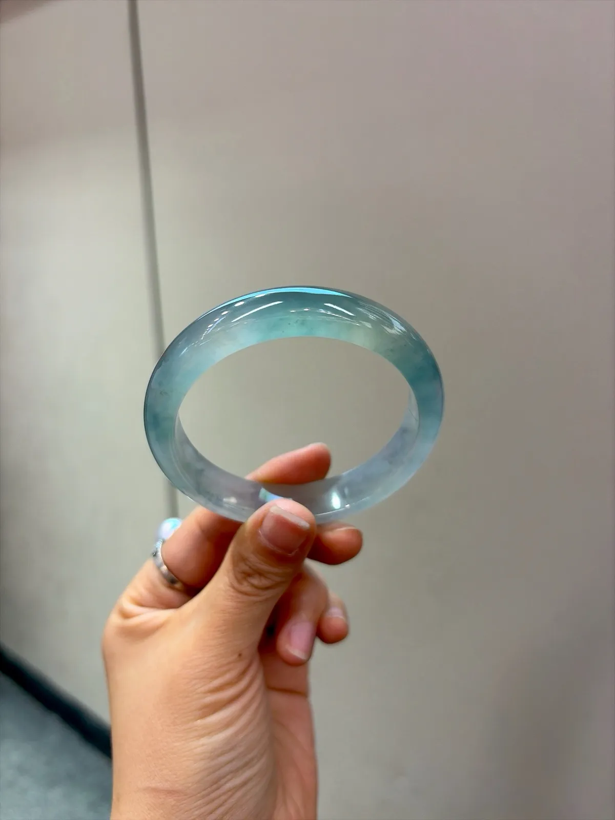 ｜57圈口
【冰蓝底香槟飘花福镯】
“冰蓝凝幻梦，香槟映花影，腕间揽星河”​​
——种老起光冰透，