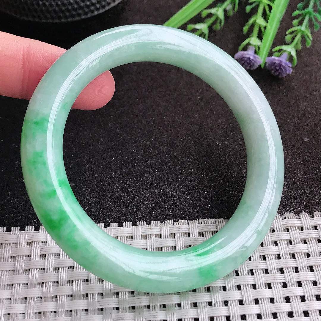 实拍A货翡翠54/10/10.3老坑精美温润飘阳绿圆条手镯翡翠玉镯女款