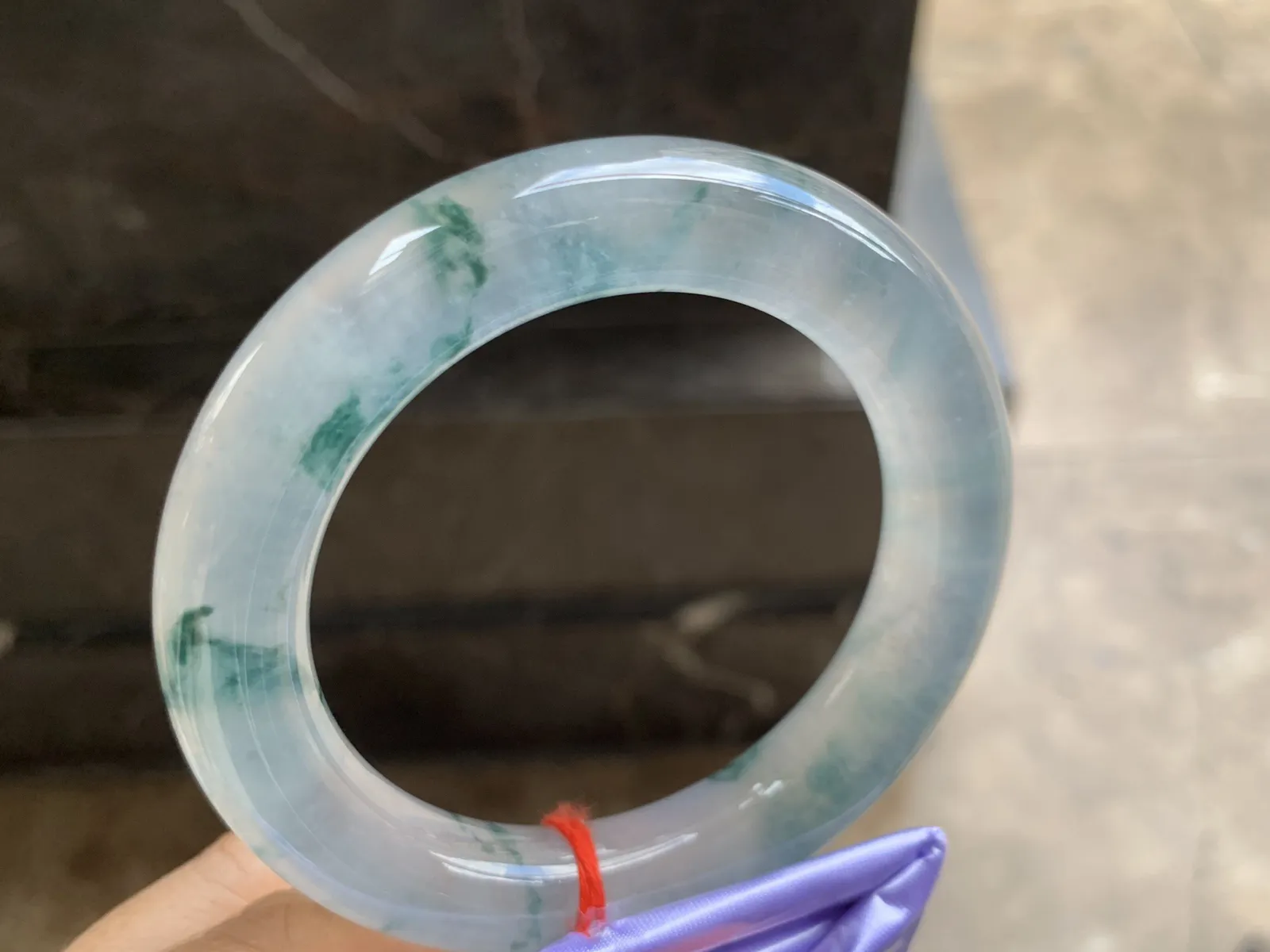 56-12.5mm
高冰飘花圆条手镯 老坑种 刚性十足 光感强 条形优秀