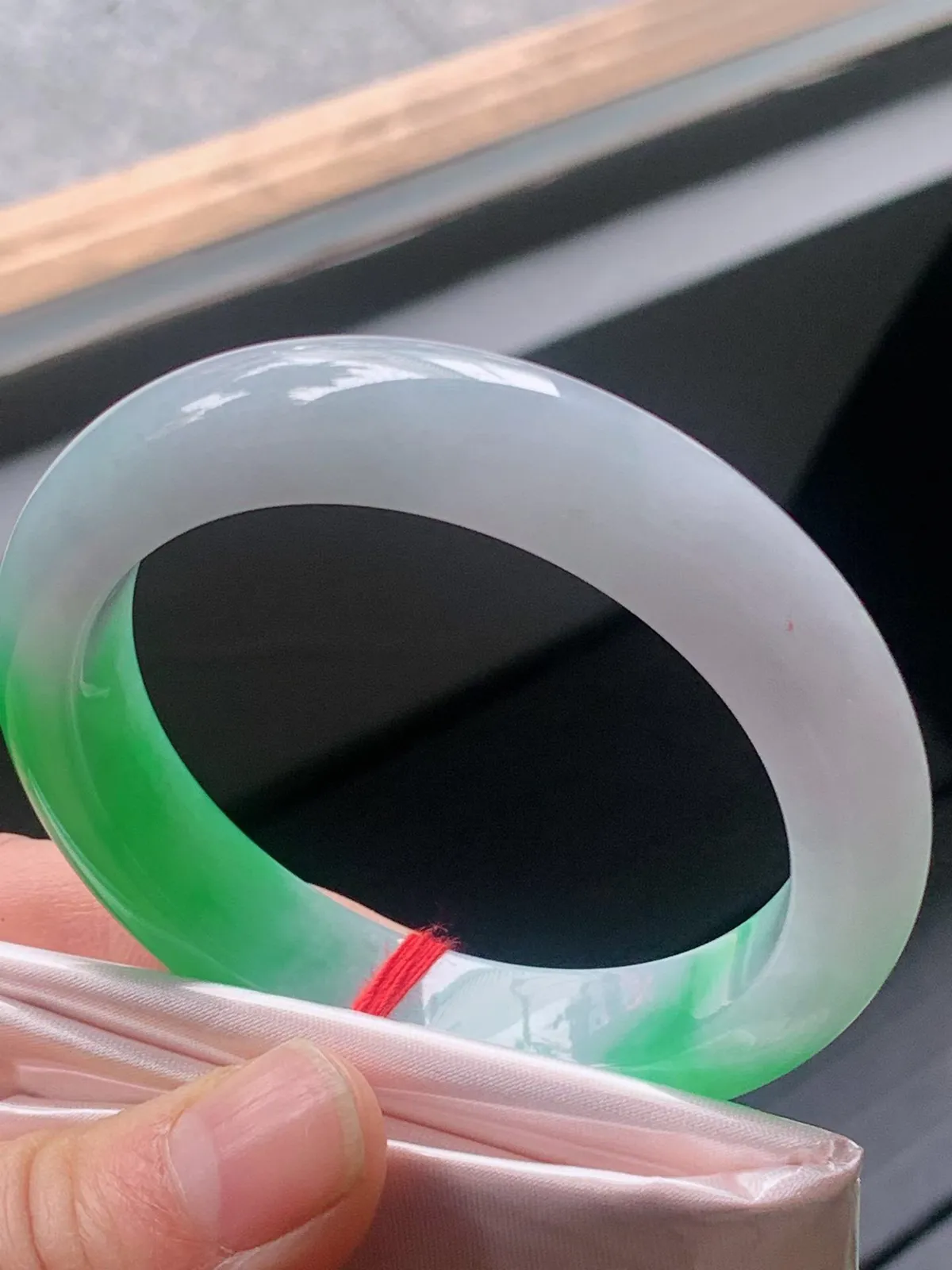 【翡翠名称】老种冰阳绿53正圈口翡翠手镯
【翡翠尺寸】53/11.8/8.9mm适合52-54正圈口佩戴
【翡翠描述】宝贝种老水足，玉质细腻，色泽靓丽，性价比高，佩戴效果好！
【其它赠送】权威证书/精美挂绳盒子/支持全国复检