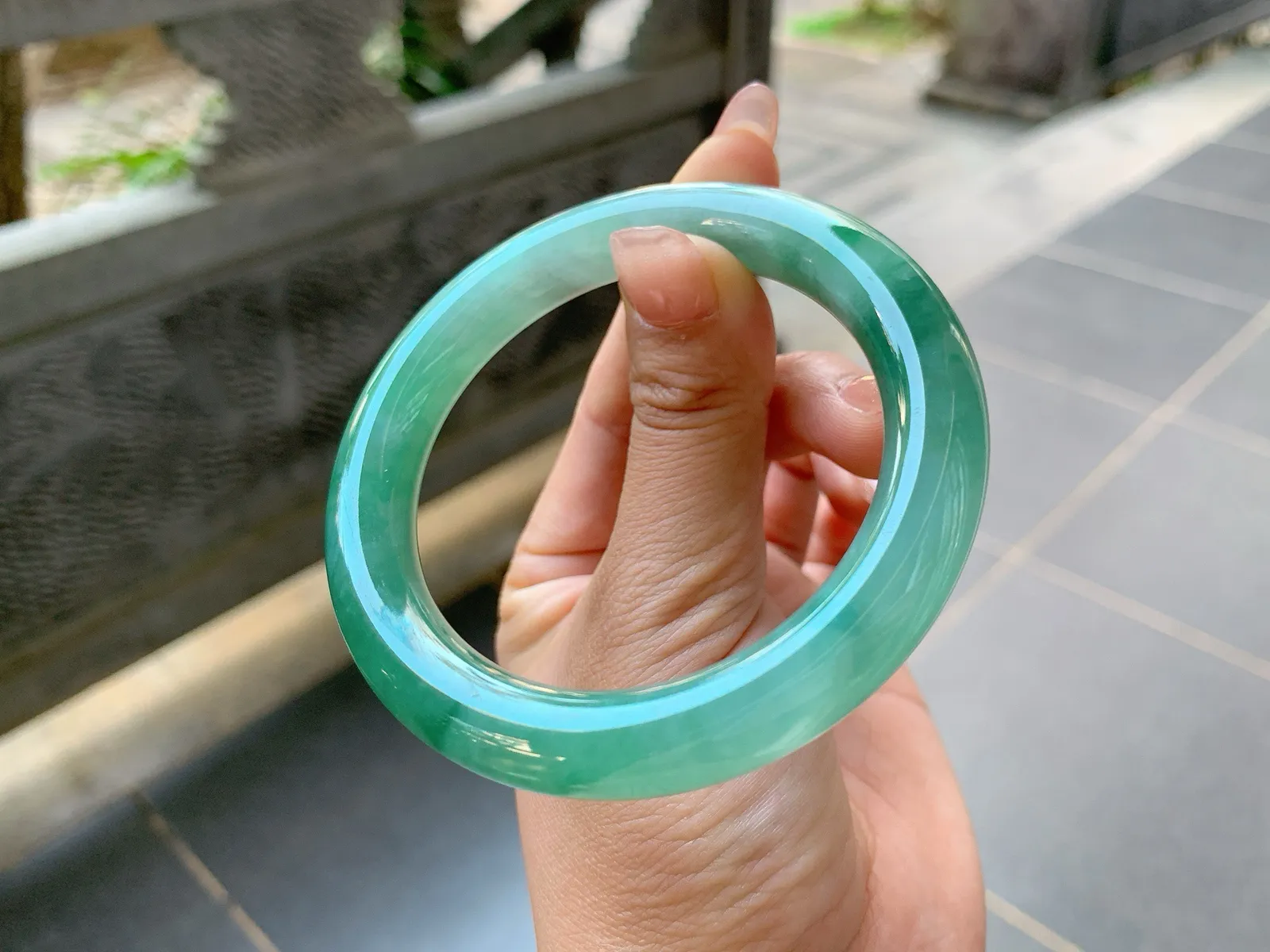 🤍｜55圈口
条粗10.5
绿晴底福镯，飘绿花，水润细腻饱满大气，颜色像绿潭水一样深遂
编号【01-15-01】