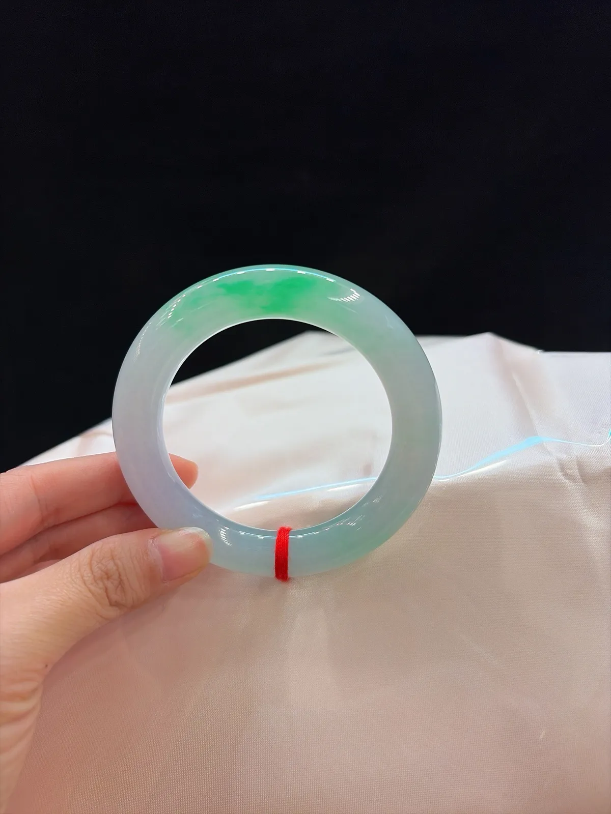 ｜56圈口
【冰飘绿花福镯】
“冰润凝脂，翠花轻漾腕间”​​
——种色俱佳，镯型温婉
规格【56.7/12】