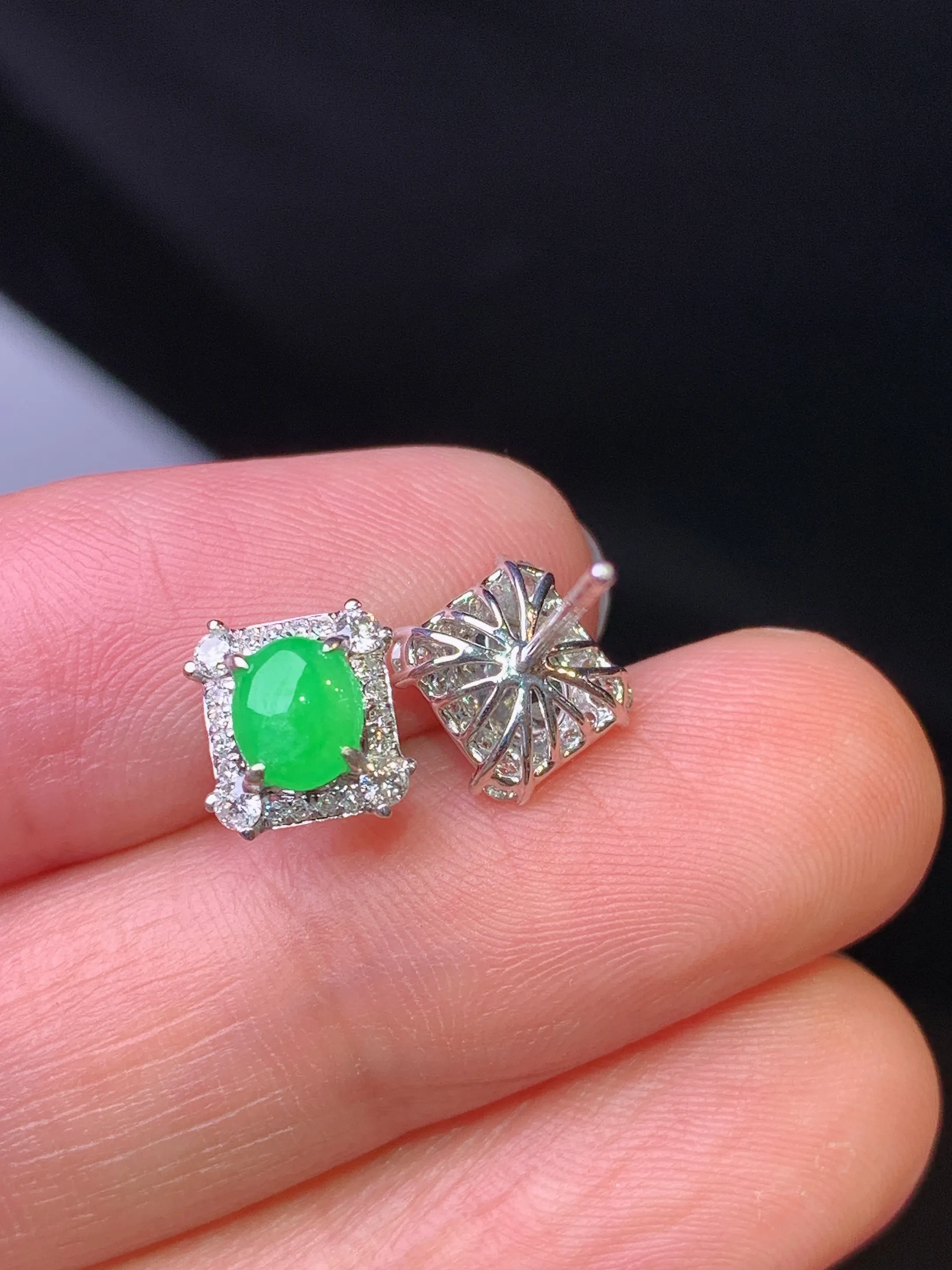 18k金钻镶嵌满绿蛋面耳钉 玉质细腻 色泽清新艳丽 整体尺寸7.7*7.3*5.2