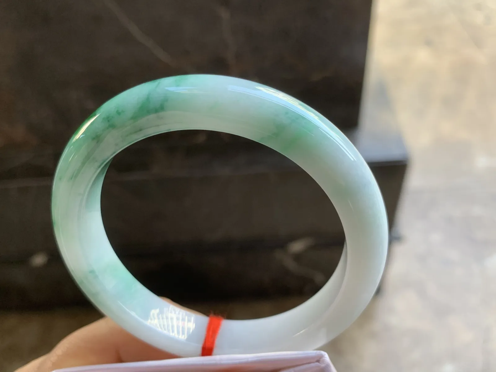 61.5-12-9.5mm
白底色花大圈口手镯 底子细腻 超大圈口