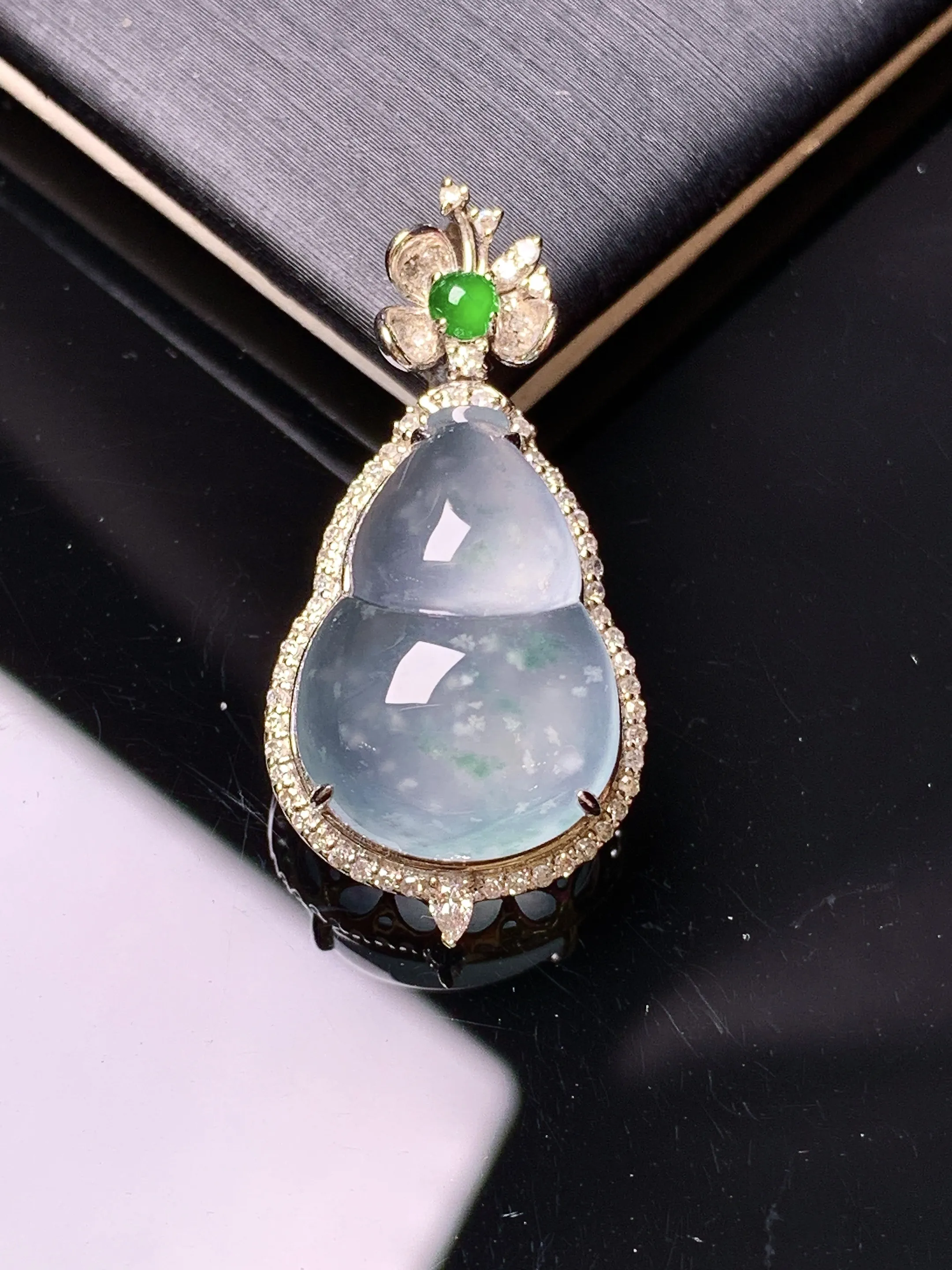 18k金钻镶嵌冰种葫芦吊坠 玉质细腻 色泽清新艳丽 整体尺寸30.3*14.8*9.5