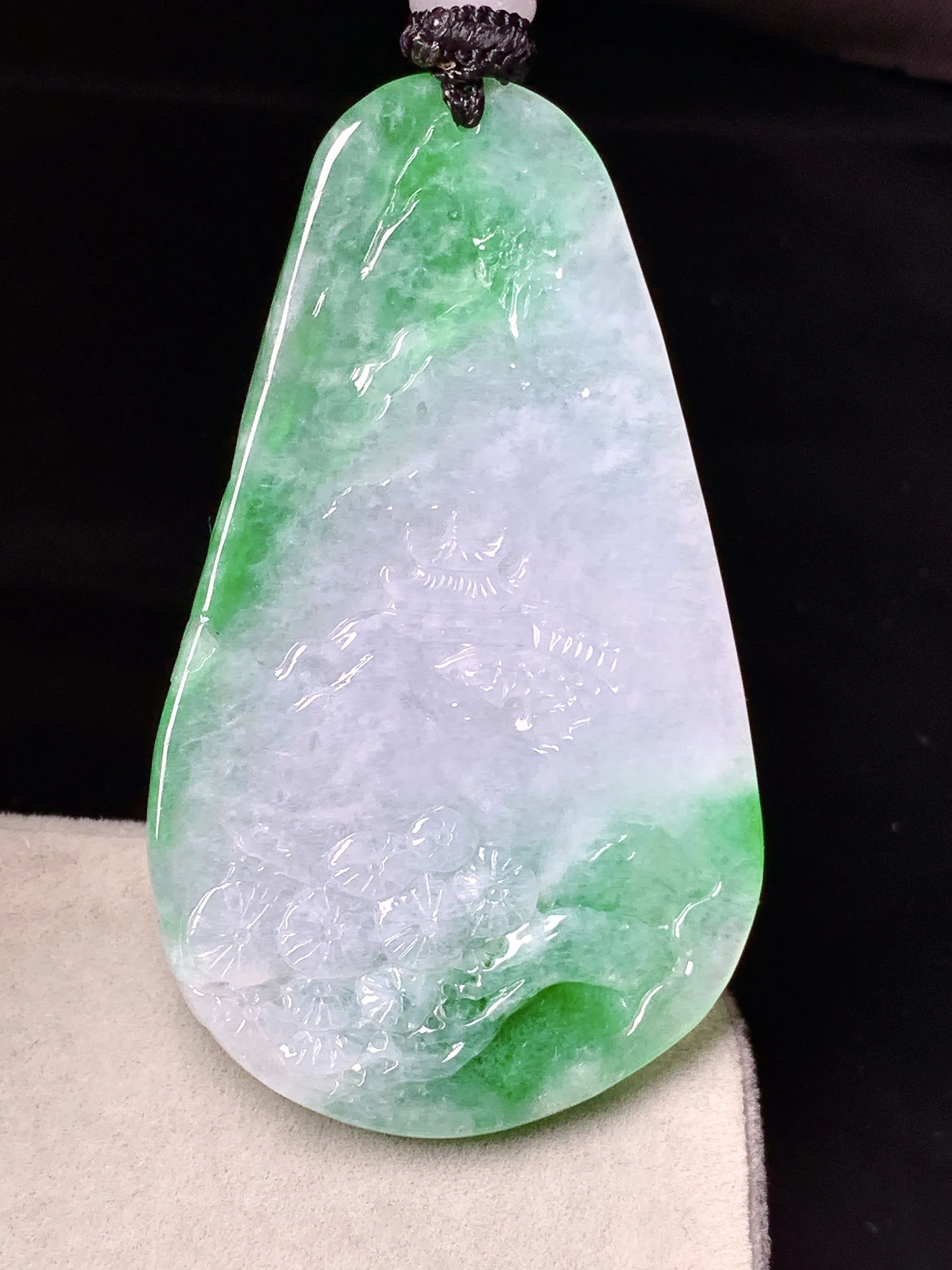 翠绿山水牌子吊坠 玉质细腻 色泽清新艳丽 整体尺寸53.2*31.3*5.3