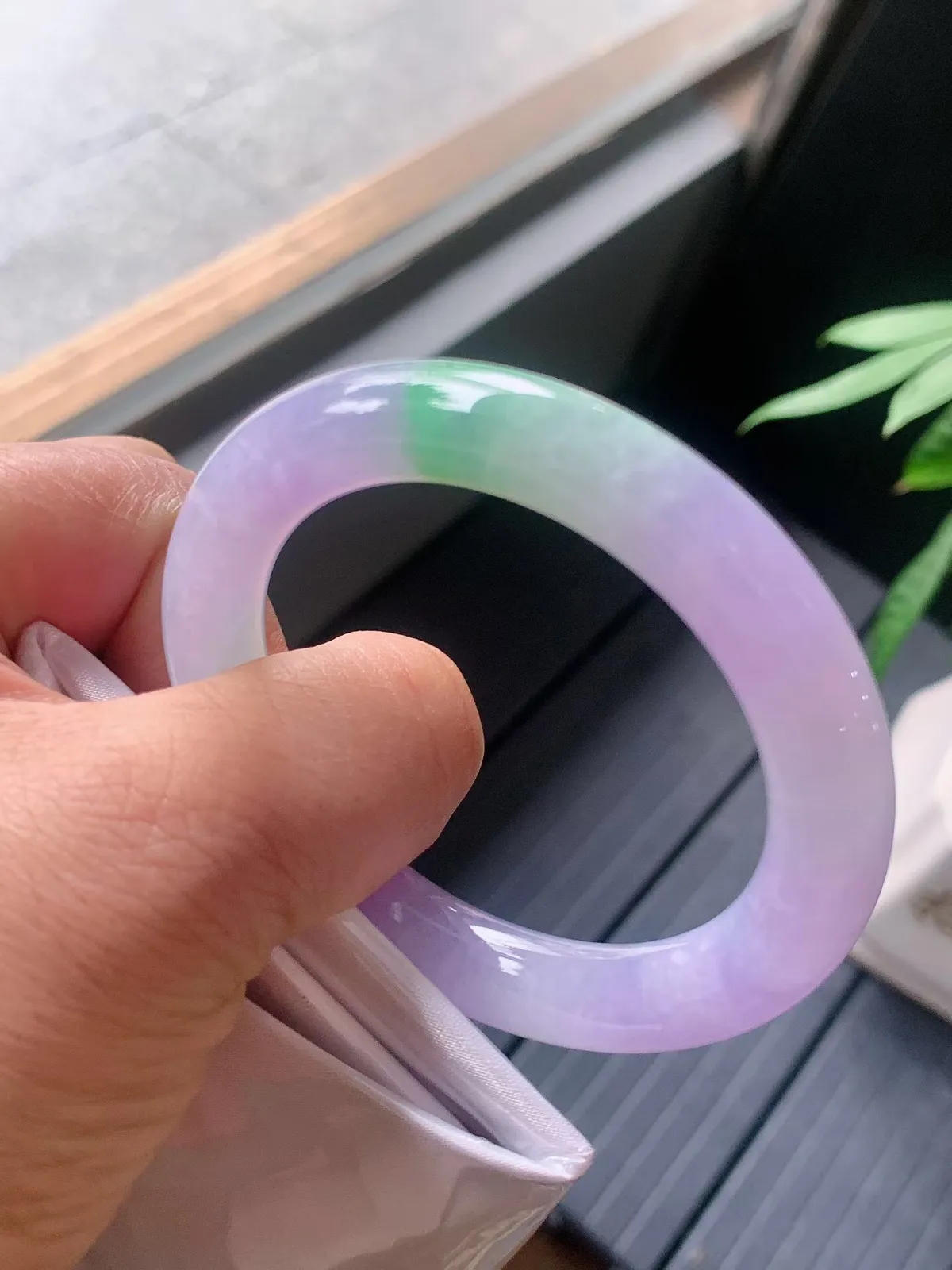 【翡翠名称】老种冰紫飘绿52圈口圆条手镯
【翡翠尺寸】52/10/9.7mm适合52-54正圈口佩戴
【翡翠描述】宝贝种老水足，玉质细腻，色泽靓丽，性价比高，佩戴效果好！
【其它赠送】权威证书/精美挂绳盒子/支持全国复检