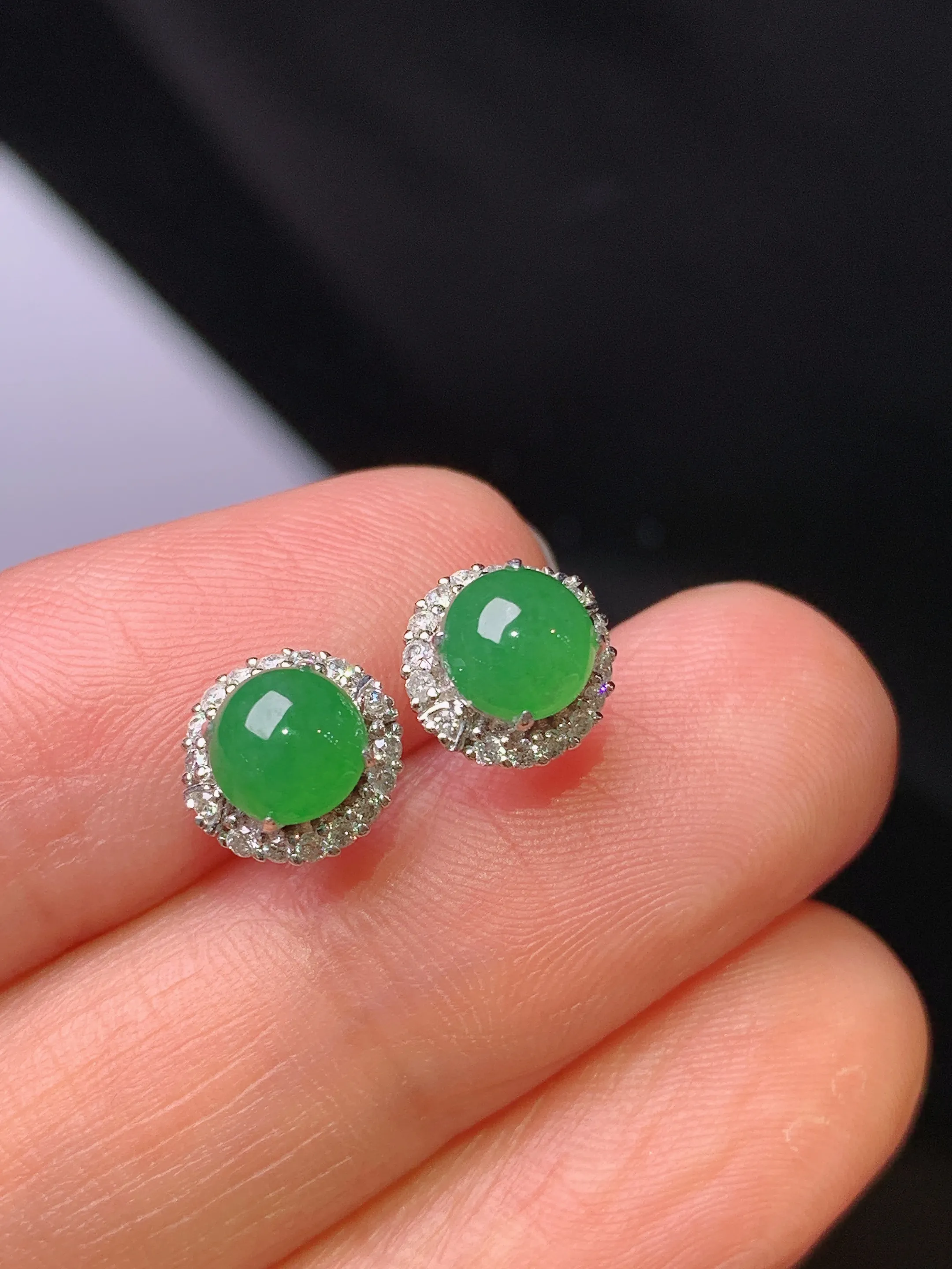 18k金钻镶嵌满绿蛋面耳钉 玉质细腻 色泽清新艳丽 整体尺寸8*7.5*5.3