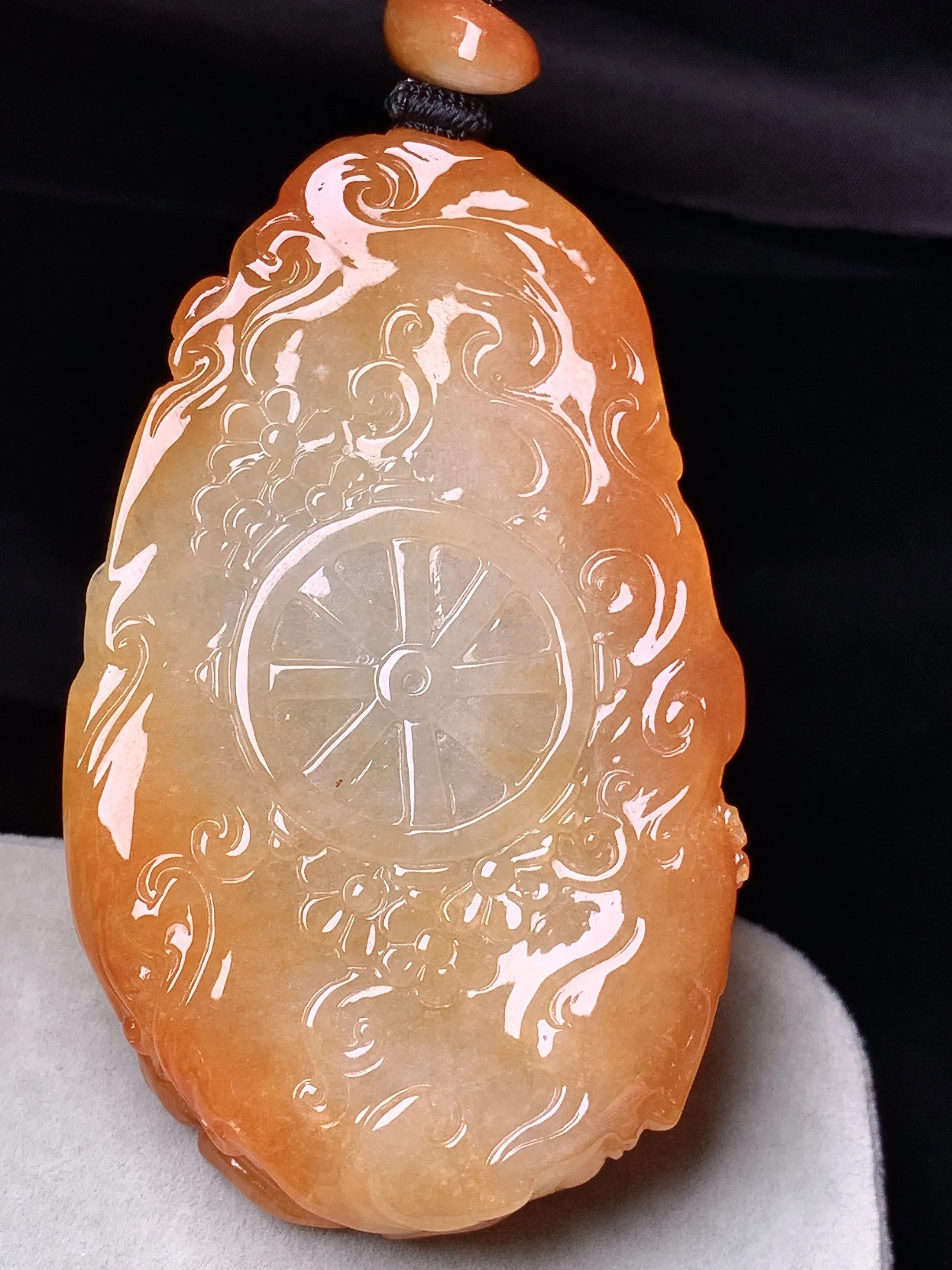 红翡大日如来佛祖吊坠 玉质细腻 色泽清新艳丽 整体尺寸71*42.6*16.8