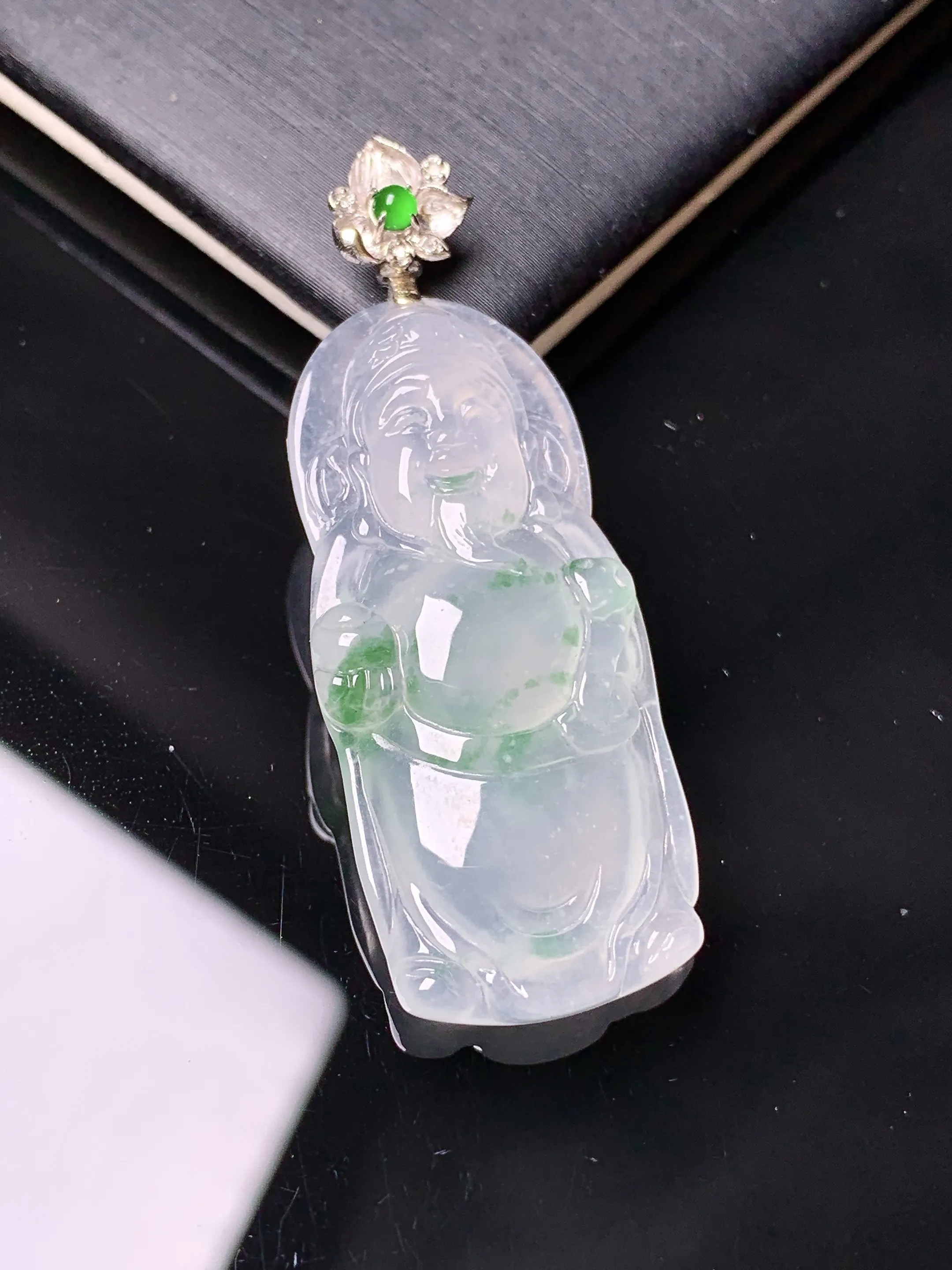 18k金镶嵌飘绿财神爷吊坠 玉质细腻 色泽清新艳丽 整体尺寸46*17*5.5