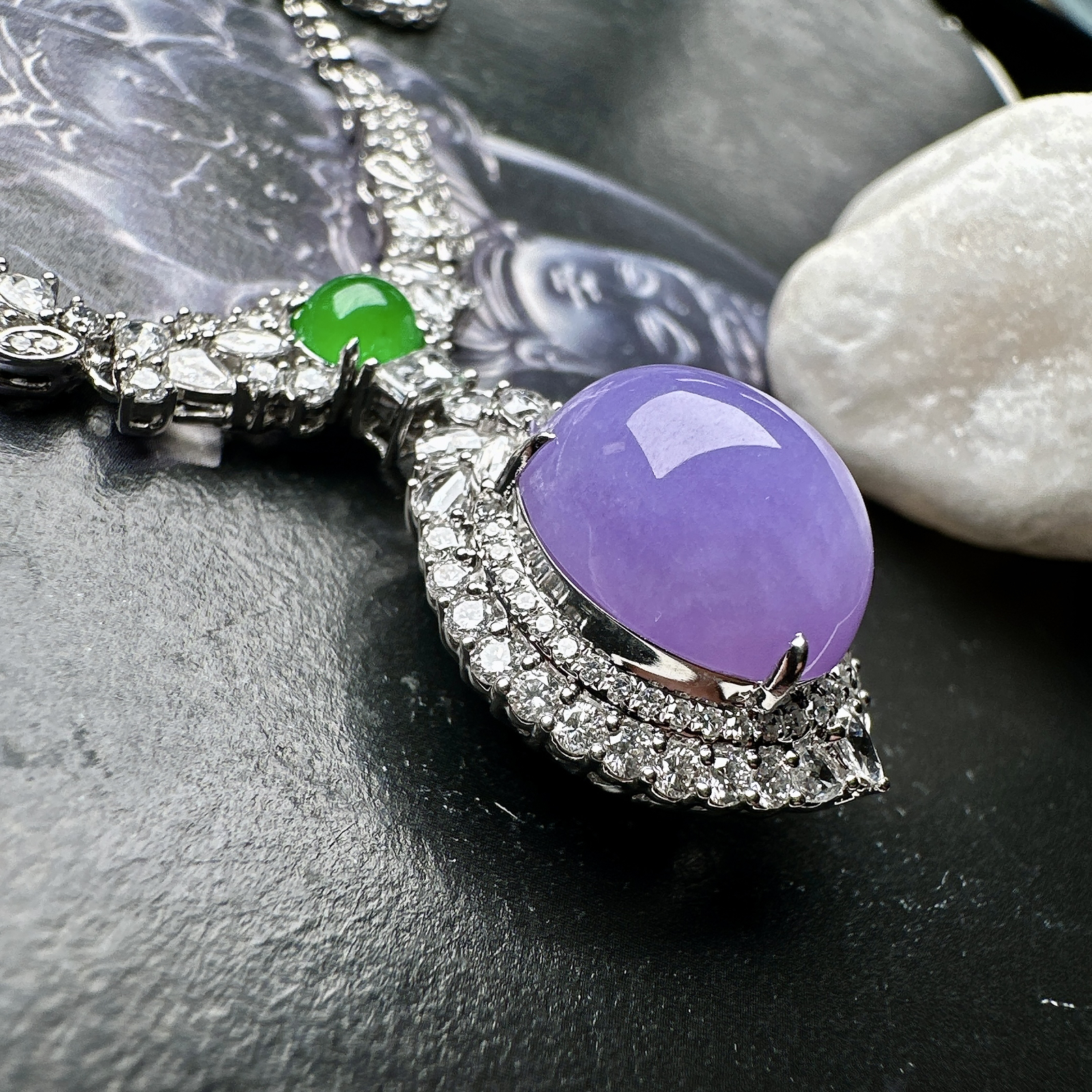 【冰种紫蛋面吊坠】质地细腻，饱满度很好，晶莹剔透，18k金钻镶嵌，裸石尺寸13.7*12.2*8毫米